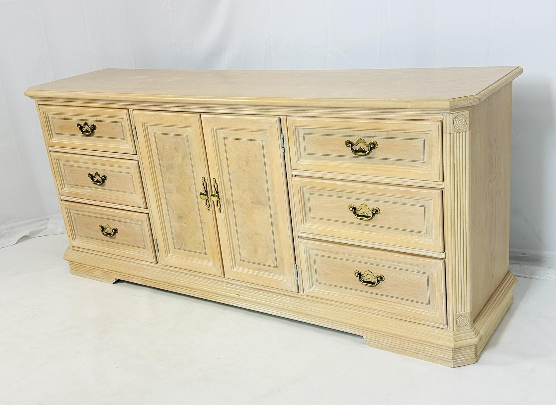 Americano Credenza/comò in rovere bianco decapato con nove cassetti in vendita