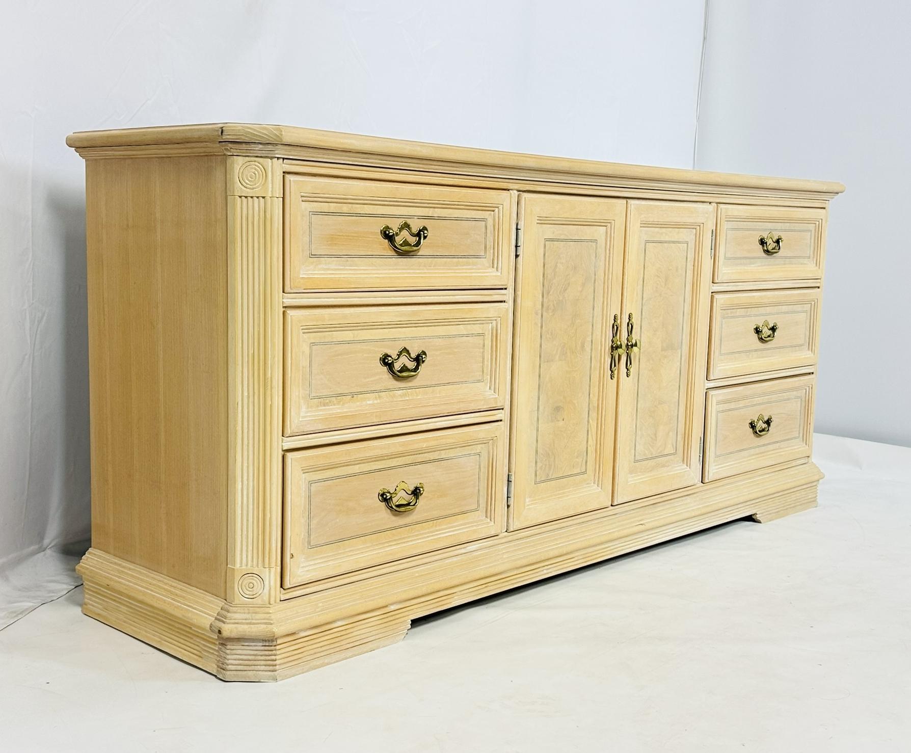 Fatto a mano Credenza/comò in rovere bianco decapato con nove cassetti in vendita