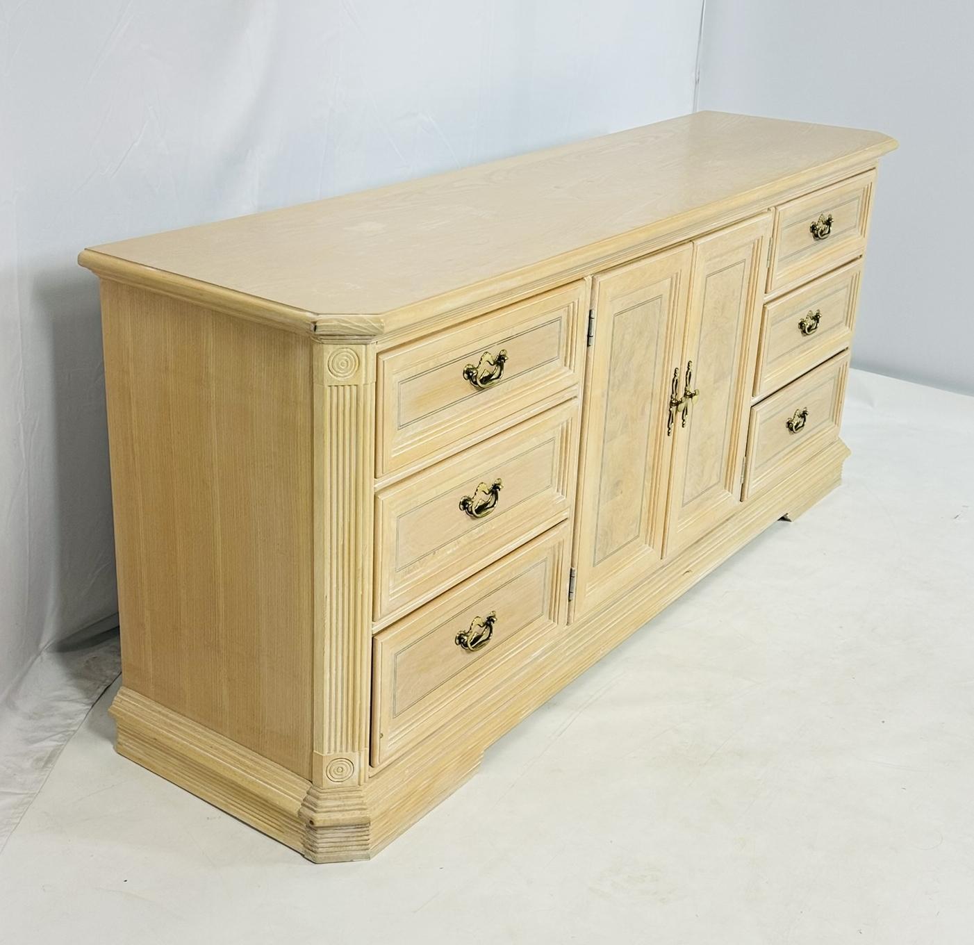 Credenza/comò in rovere bianco decapato con nove cassetti In condizioni buone in vendita a Los Angeles, CA