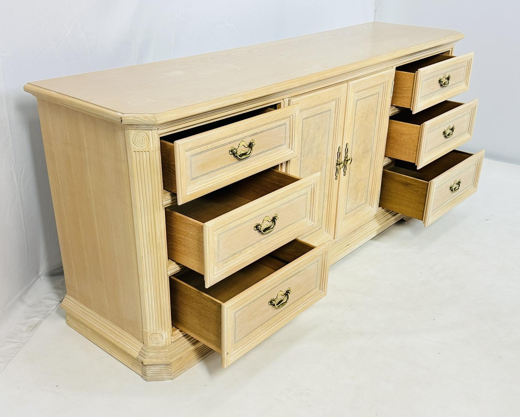 Fine XX secolo Credenza/comò in rovere bianco decapato con nove cassetti in vendita