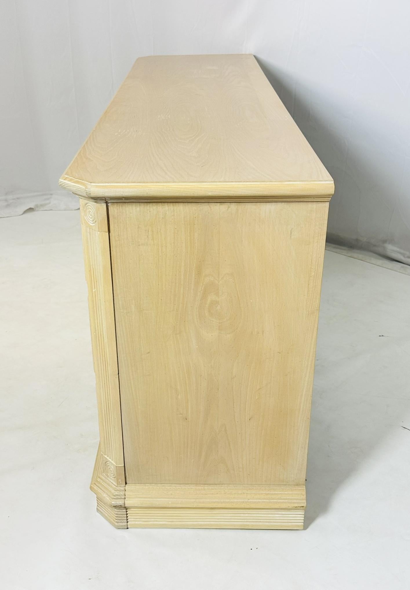 Ottone Credenza/comò in rovere bianco decapato con nove cassetti in vendita