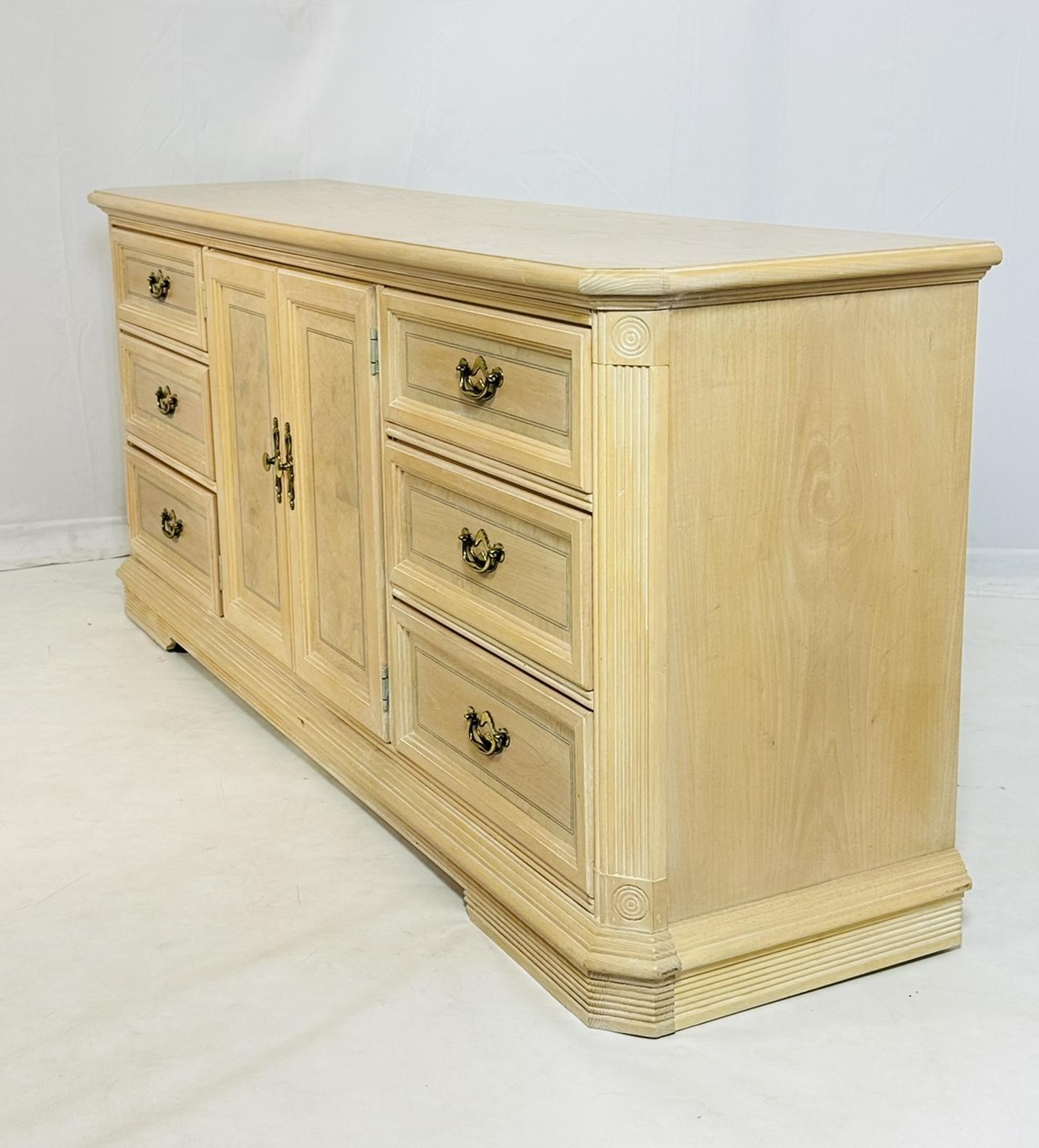 Credenza/comò in rovere bianco decapato con nove cassetti in vendita 1