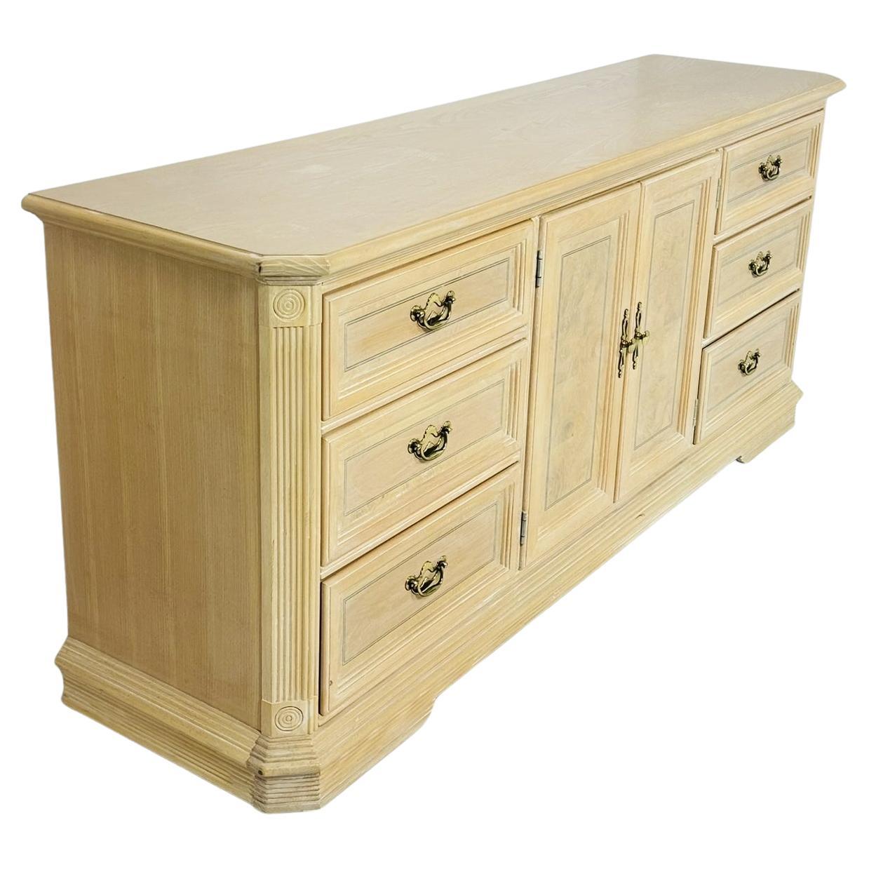 Credenza/comò in rovere bianco decapato con nove cassetti