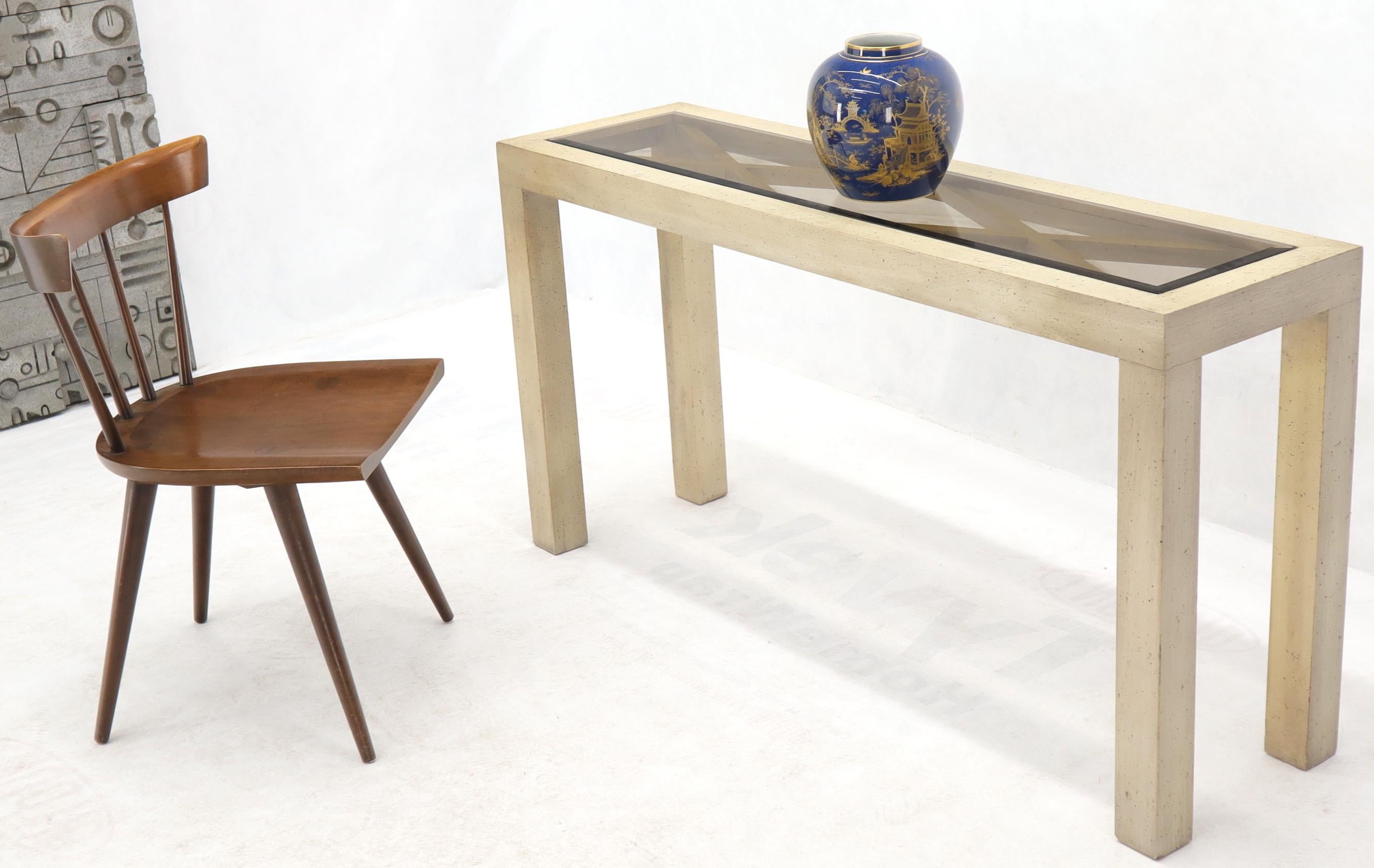 Table console de canapé rectangulaire en verre fumé, de style moderne du milieu du siècle.