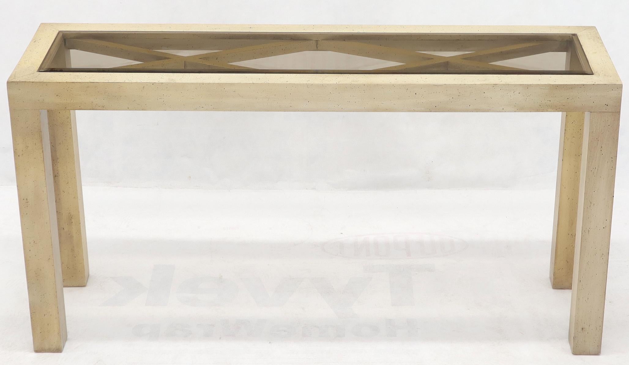 Mid-Century Modern Table console de style Parsons avec dessus en verre:: finition blanchie à la chaux en vente