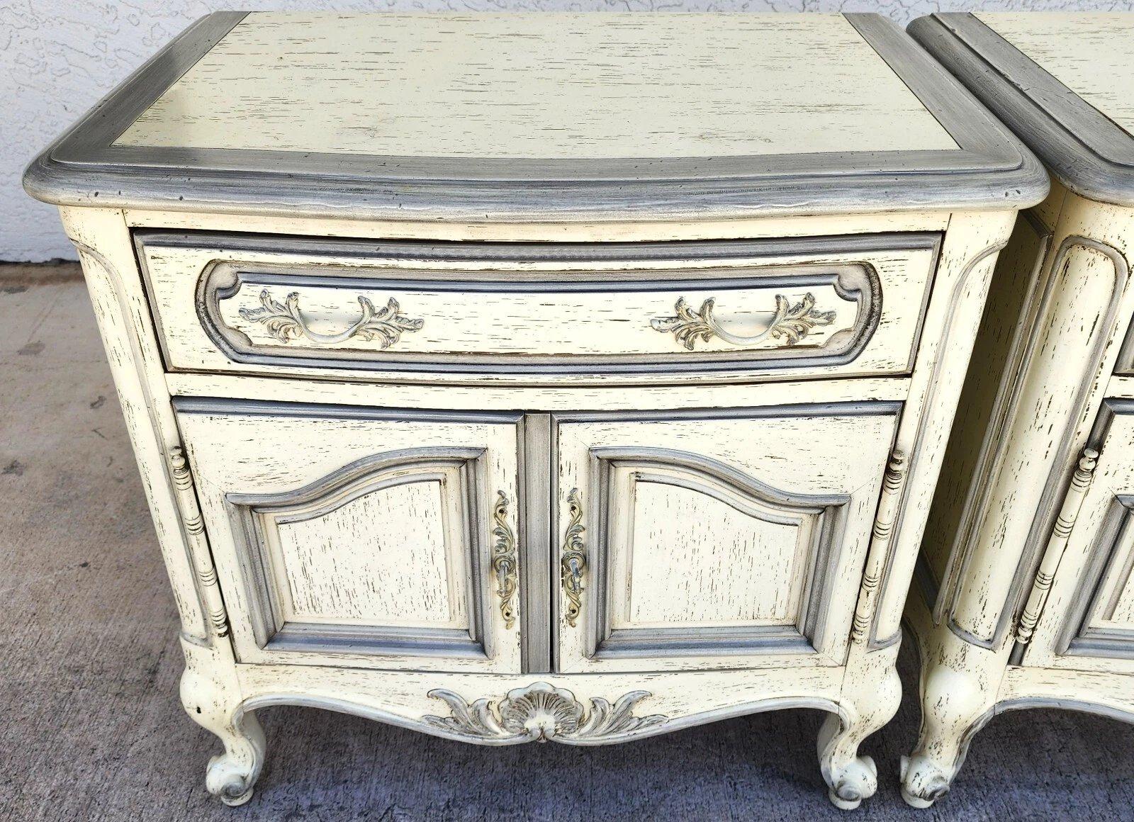 Picklewood Nightstands by Century Furniture Pair In Good Condition For Sale In Lake Worth, FL