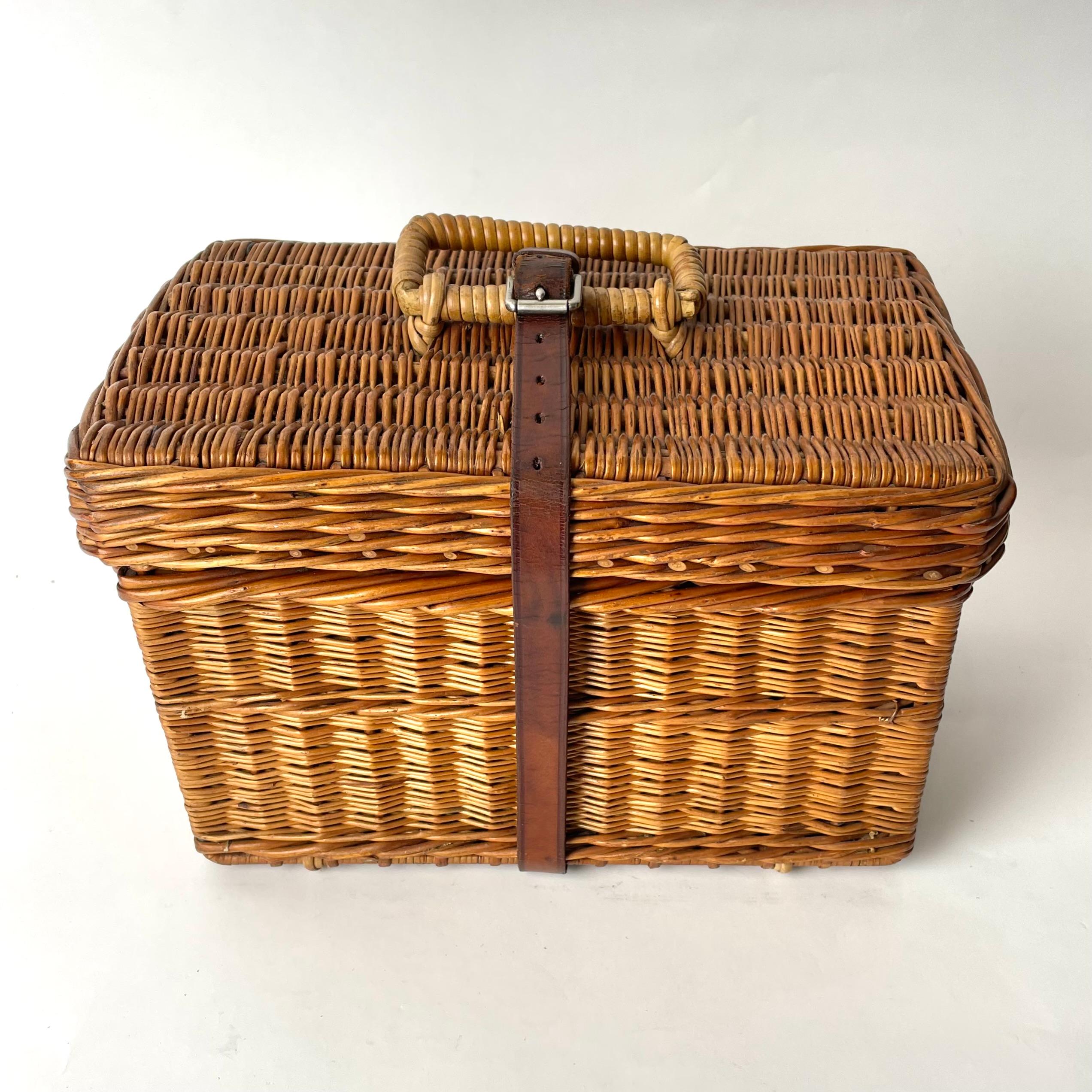 Picnic Basket, Rattan with Tinplate & Porcelain Interiors Late 19th/Early 20th C In Good Condition For Sale In Knivsta, SE