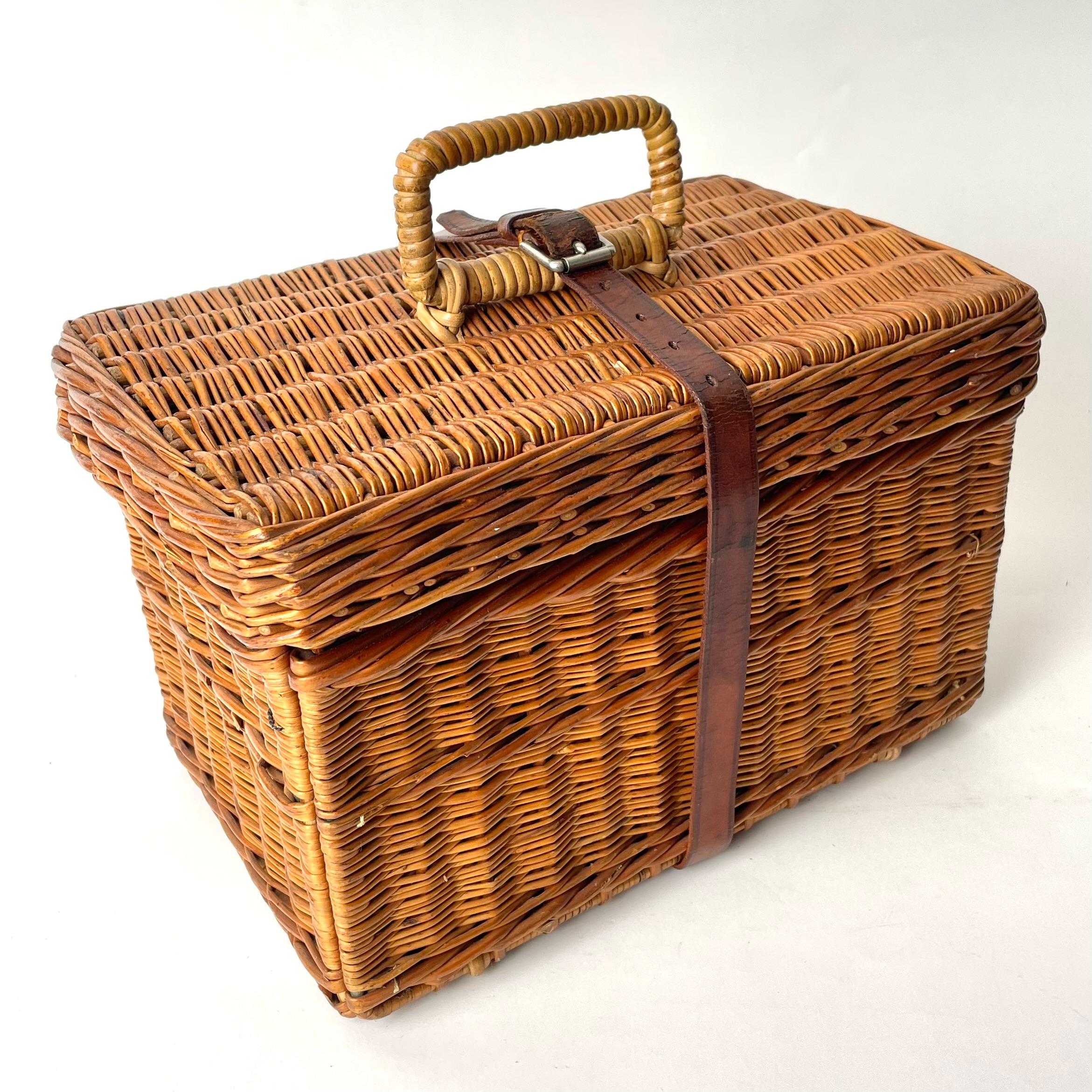 Picnic Basket, Rattan with Tinplate & Porcelain Interiors Late 19th/Early 20th C For Sale 1