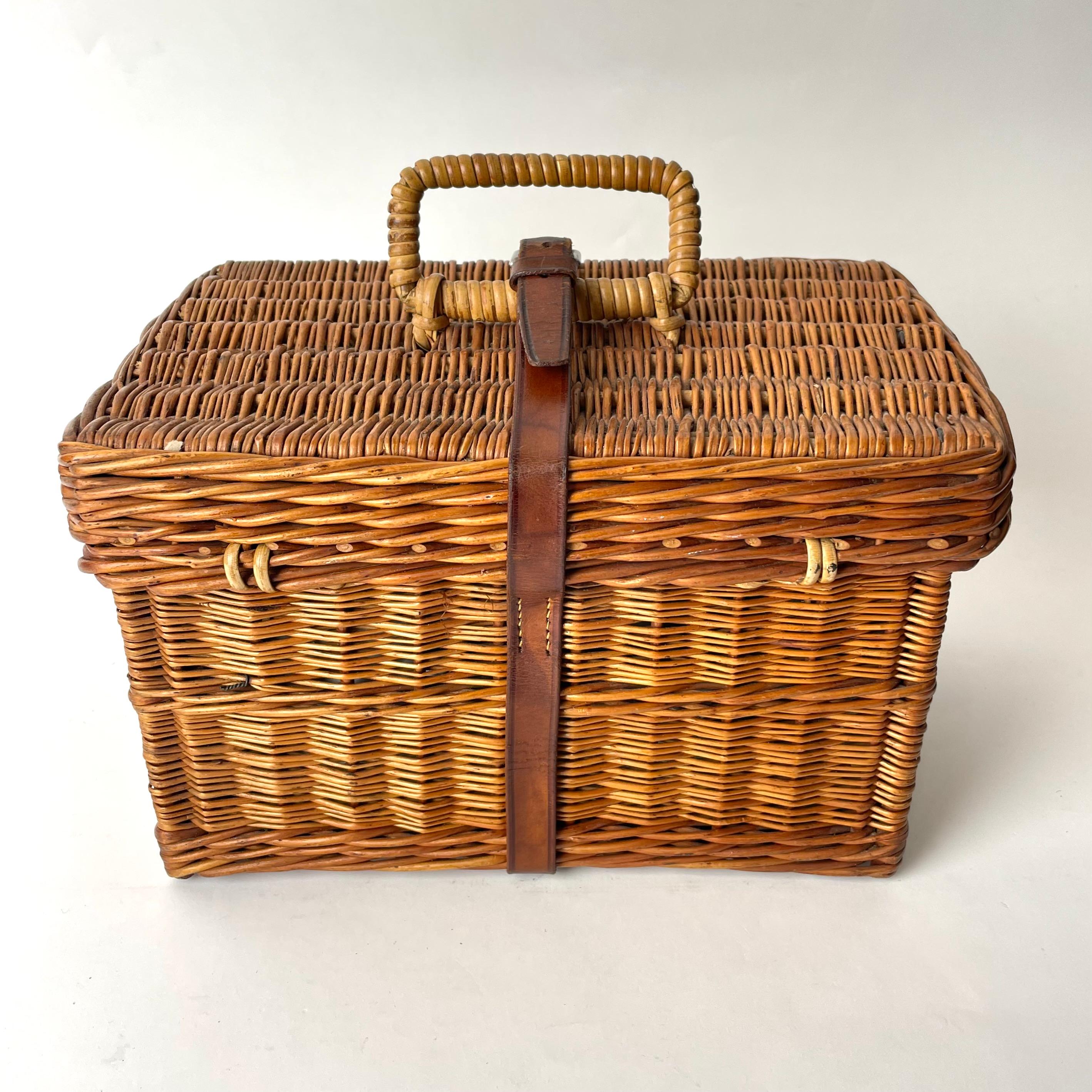 Picnic Basket, Rattan with Tinplate & Porcelain Interiors Late 19th/Early 20th C For Sale 2