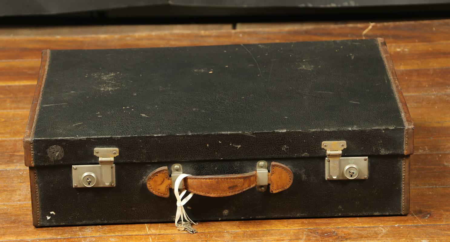 Supplied with its key 
This suitcase trunk contains Thermos, plates, cutlery cups, goblets, terrine pots, condiment pots 
Outside, it has its coated canvas, completed with leather protections, a leather handle, its keys and metal locks
A jewel of