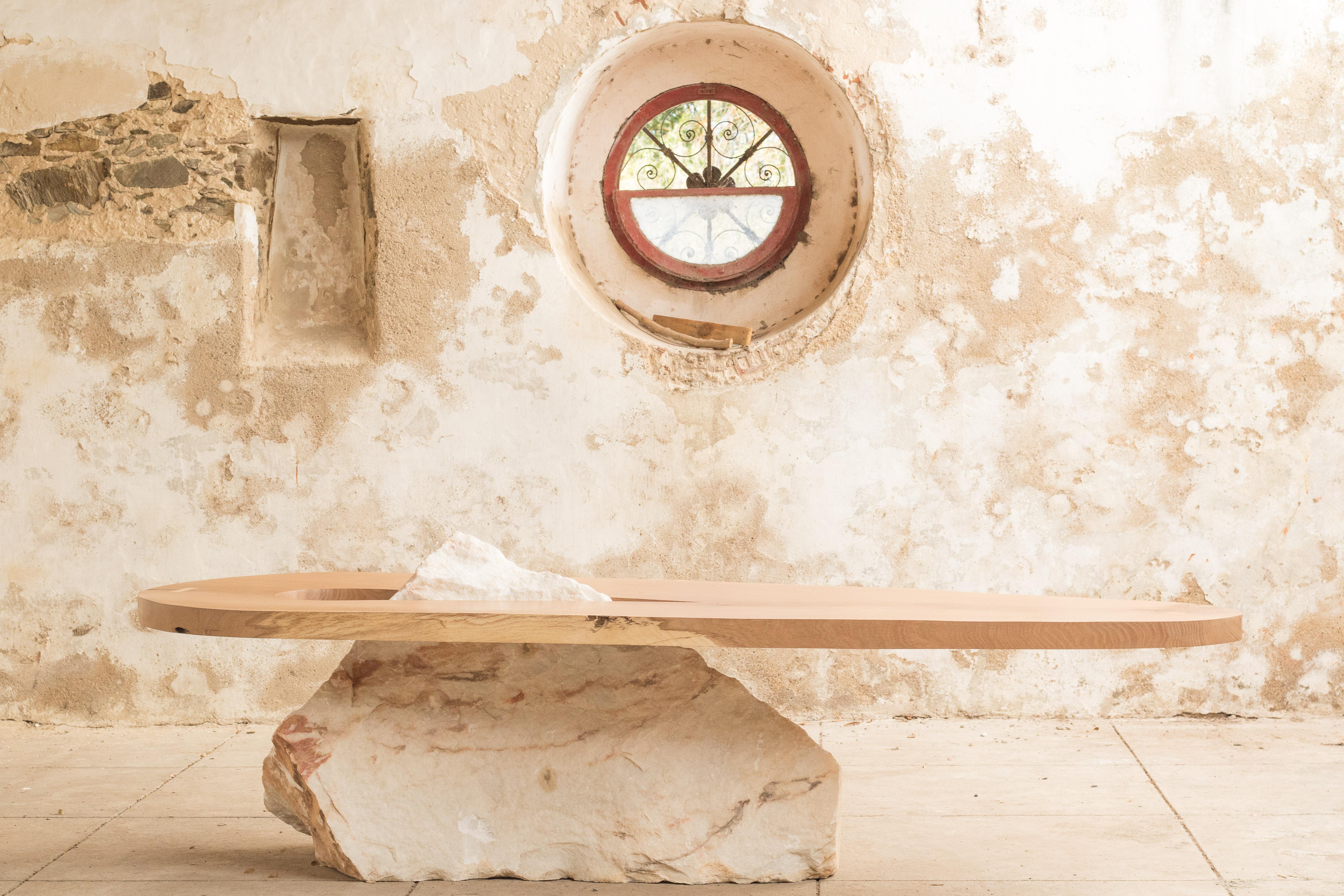 XXIe siècle et contemporain Table de salle à manger contemporaine Pico Branco en marbre blanc et bois de Mircea Anghel en vente
