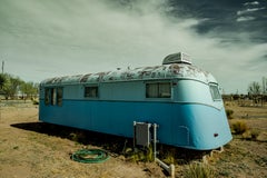 Blauer Trailer Marfa Texas – limitierte Fotografie von Pico Garcez