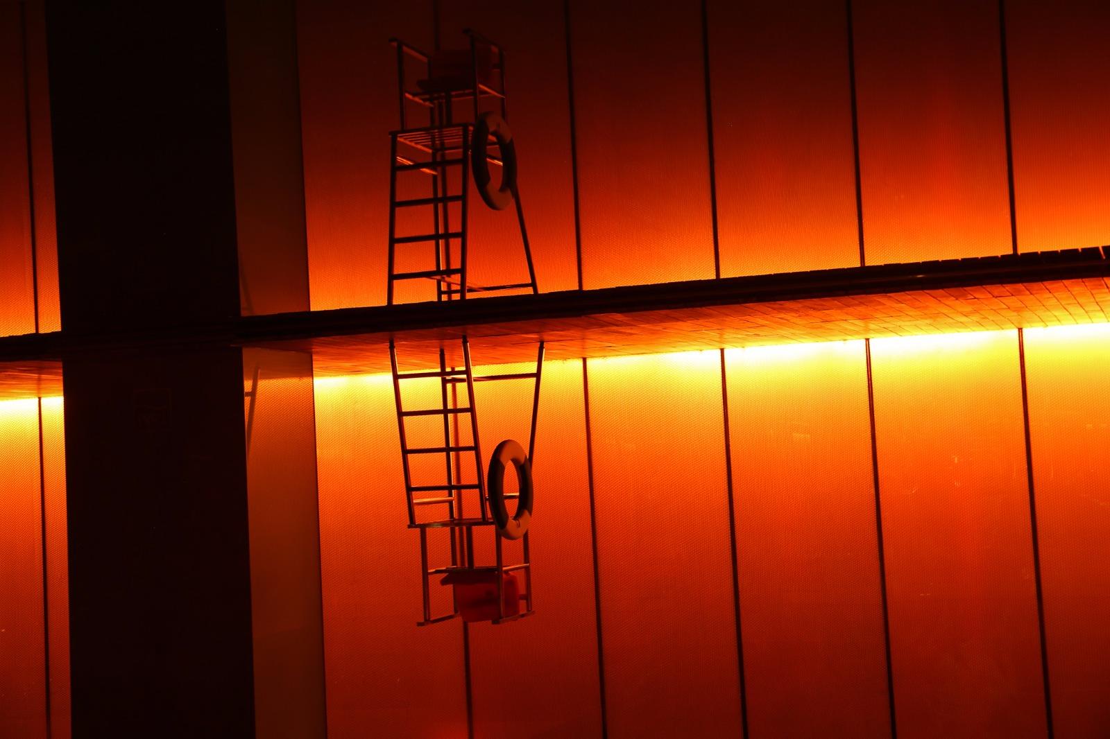 NEON Swimming – Leuchtendes Noir Abstrakte Fotografie – Photograph von Pico Garcez