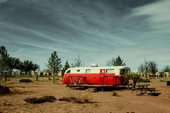 Roter Trailer Marfa Texas – limitierte Fotografie von Pico Garcez