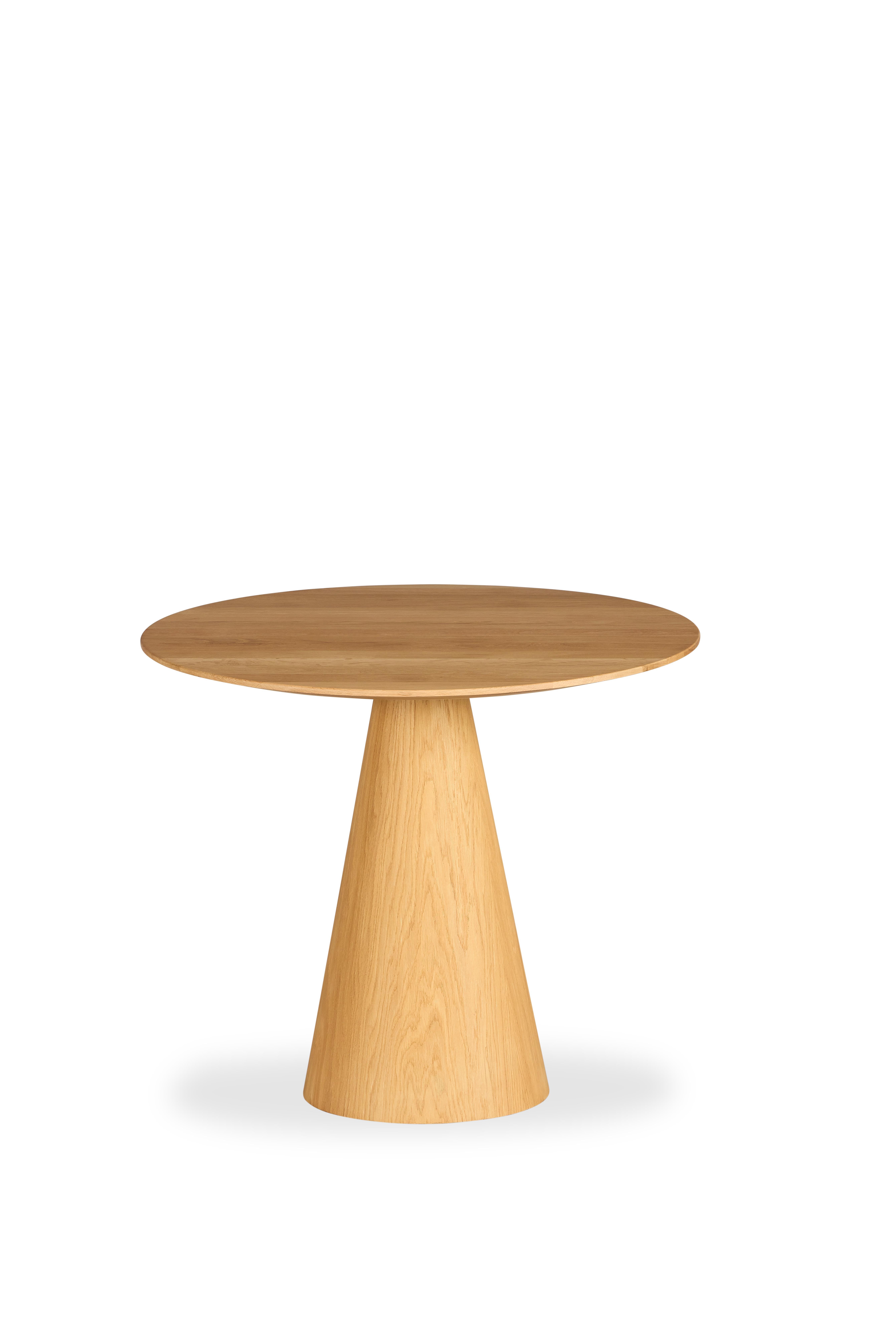 Area di utilizzo versatile
Il diametro di 90 cm rende questo tavolo ideale per soggiorni, cucine, sale da pranzo o piccoli caffè e ristoranti. L'ampia superficie del tavolo offre un'area funzionale per l'uso quotidiano, mentre la struttura in legno