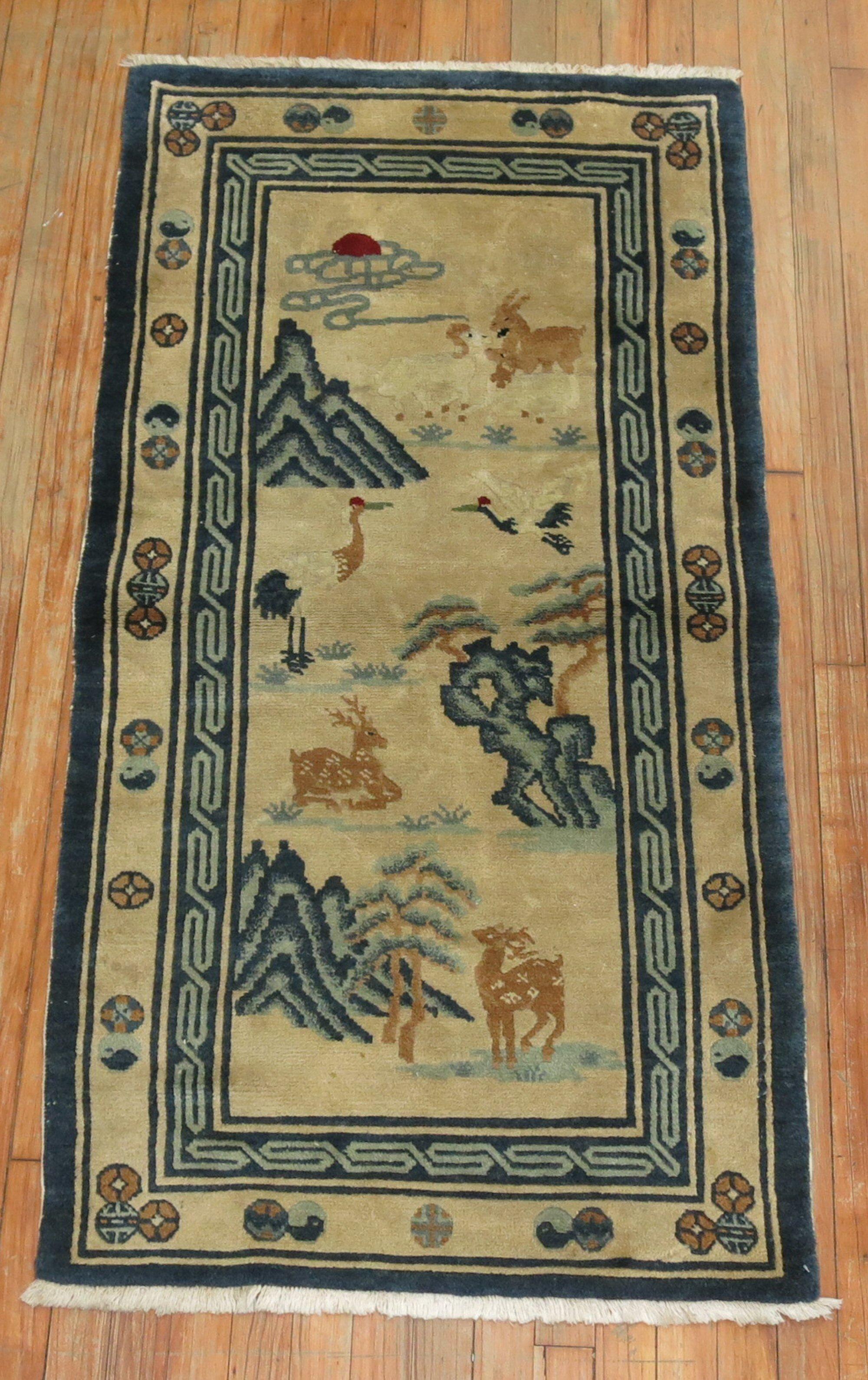 Ein elfenbeinfarbener chinesischer Peking-Teppich mit einem malerischen Tiermotiv. 2 Hirsche, Vögel, eine Ziege, ein Kaninchen und ein Schwan. Auch einige schöne blaue Farben, um 1940

Maße: 2'6