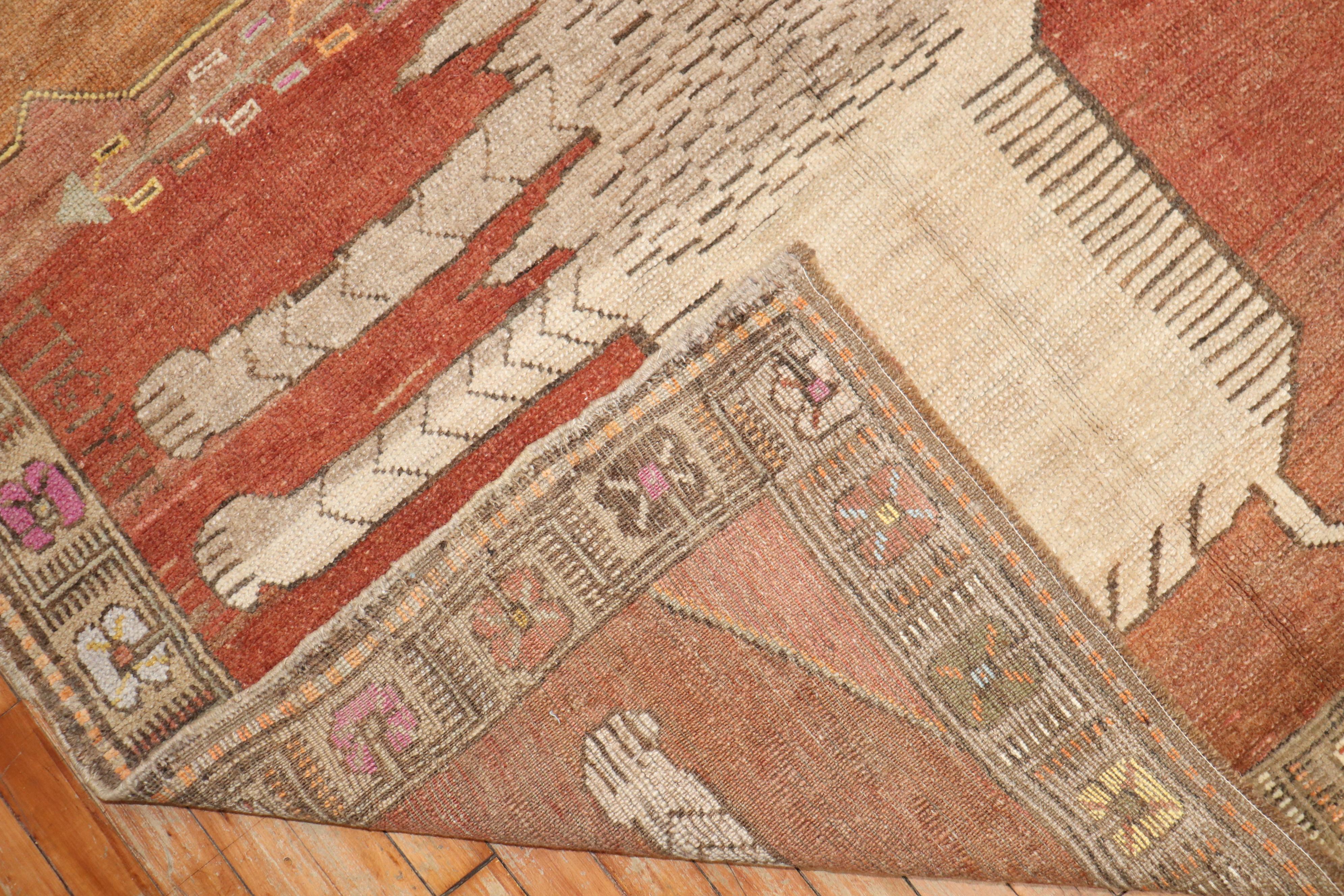 Wunderschöner türkisch-anatolischer Teppich in Akzentgröße, auf dem ein Paar großer Löwen zwischen einem berüchtigten türkischen Feldherrn abgebildet ist. Sein Name ist auf dem Teppich eingraviert. Die Inschriften auf dem Teppich lassen vermuten,