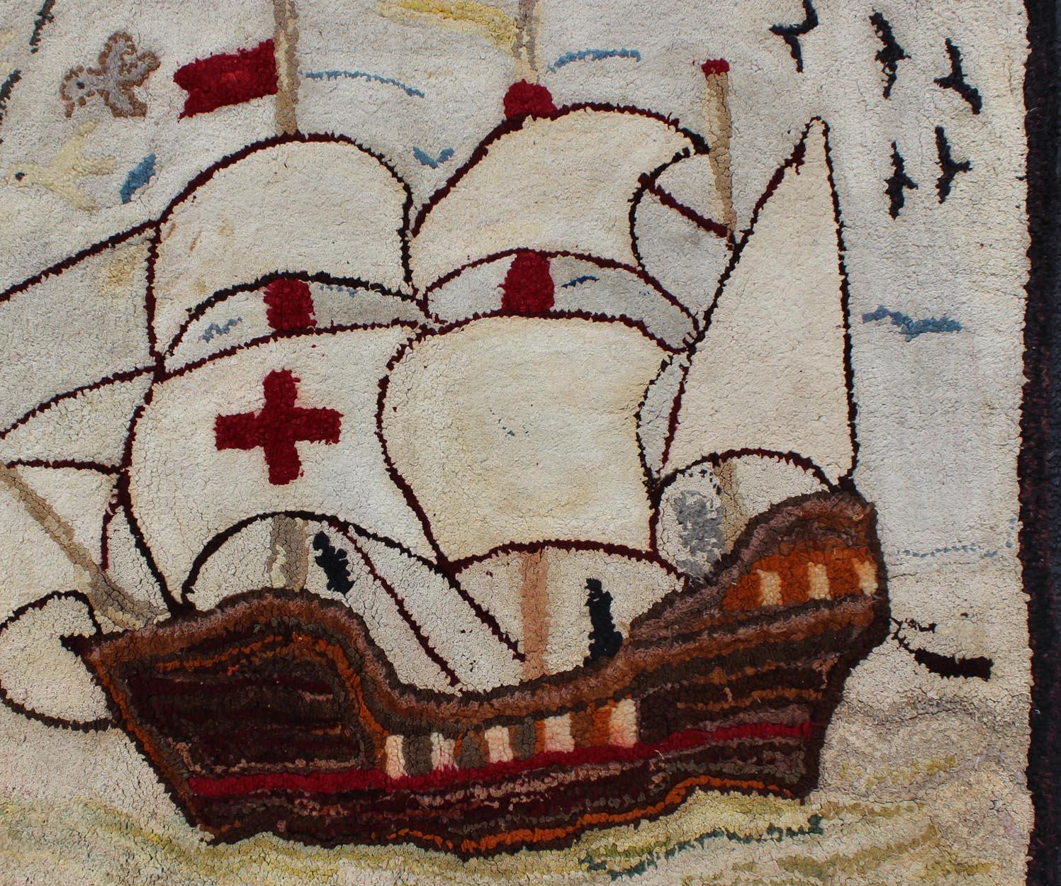 Antigua alfombra americana de ganchillo con barco en el mar, pájaros con caballeros templarios. Keivan Woven Arts/ alfombra/ J10-1201, país de origen / tipo: Estados Unidos / Enganchada, hacia 1920

Medidas: 2'4 x 2'11 

Esta colorida alfombra