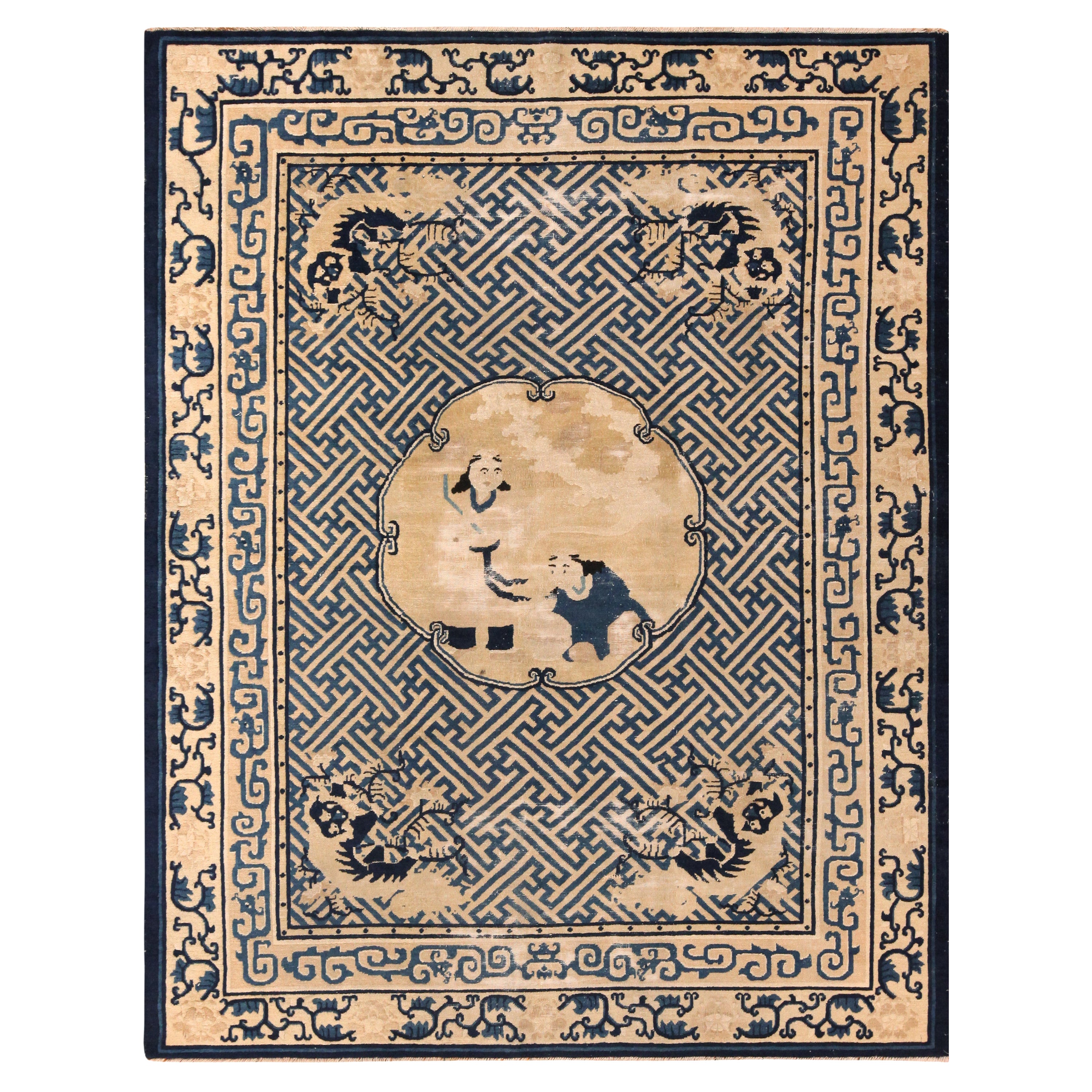 Tapis pictural chinois ancien de chien Foo. 6 pieds x 7 pieds 4 pouces
