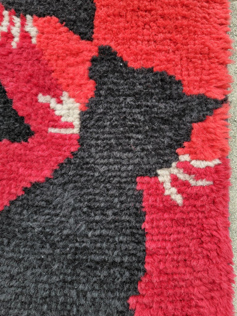 Pictorial Cats/ Yarn Hooked Rug In Good Condition For Sale In Los Angeles, CA