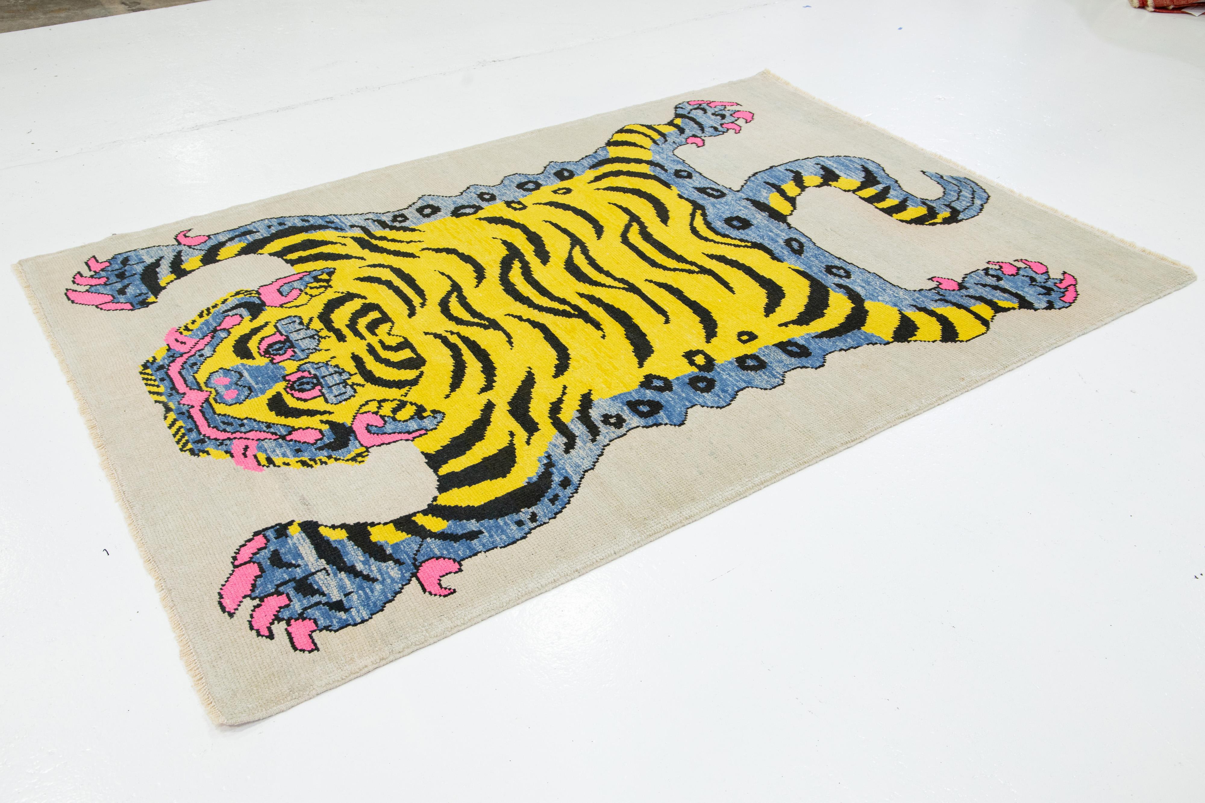 Alfombra contemporánea de lana de diseño pictórico en beige Anudado a mano en venta