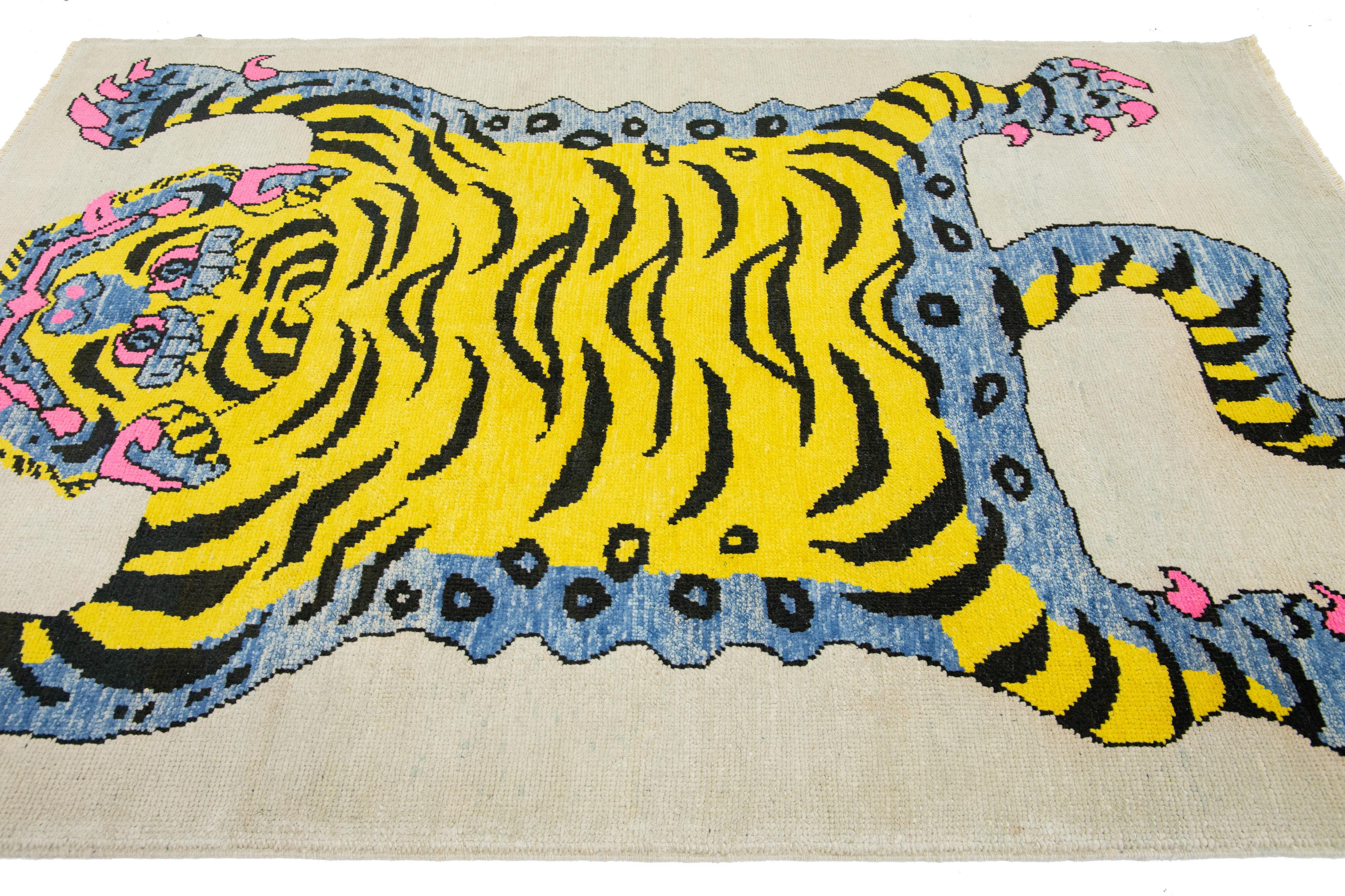 Alfombra contemporánea de lana de diseño pictórico en beige en venta 1