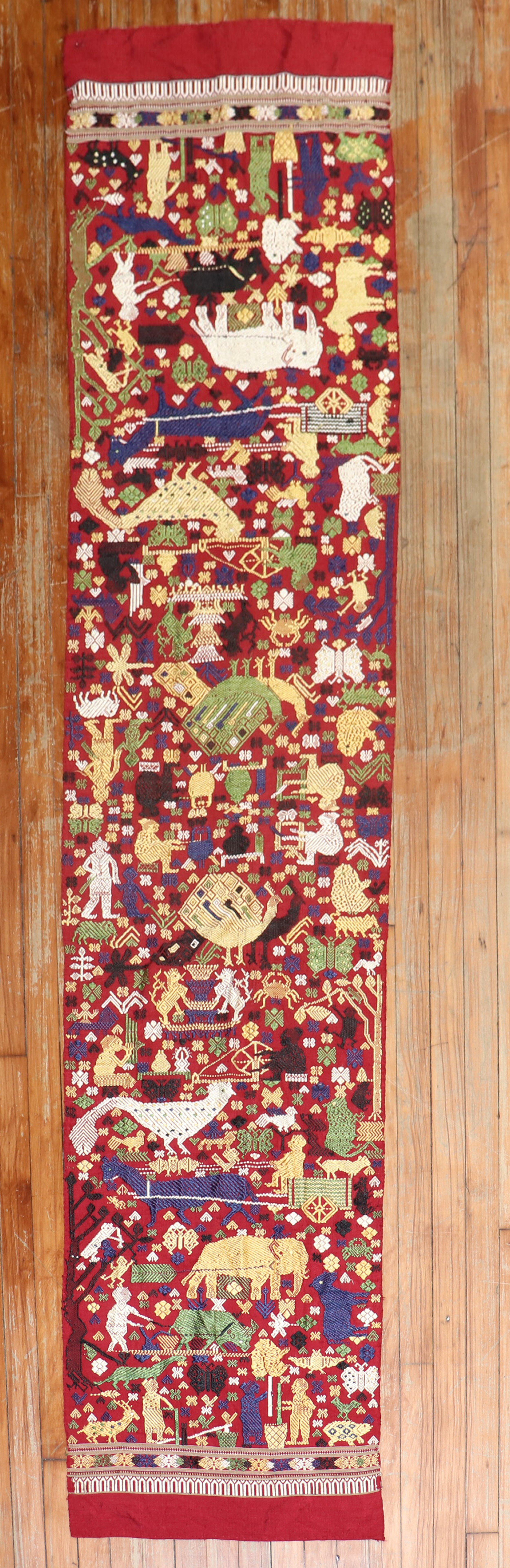 Ägyptische Textilstickerei des späten 20. Jahrhunderts mit einem malerischen Design

Maße: 1'10'' x 7'10''.