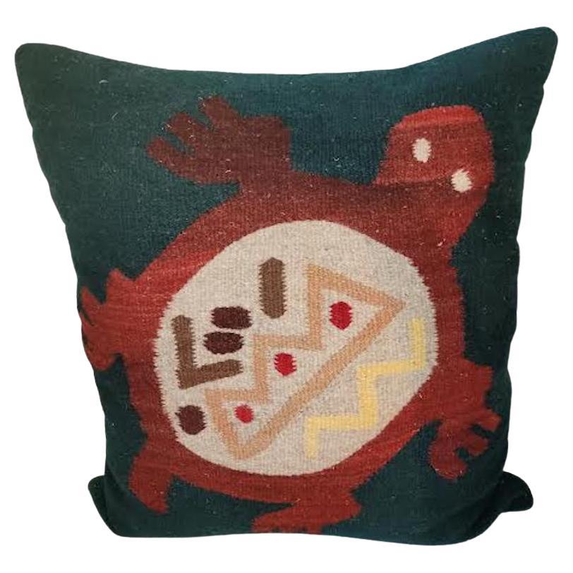 Coussin pictural en tissage indien avec tortue en vente