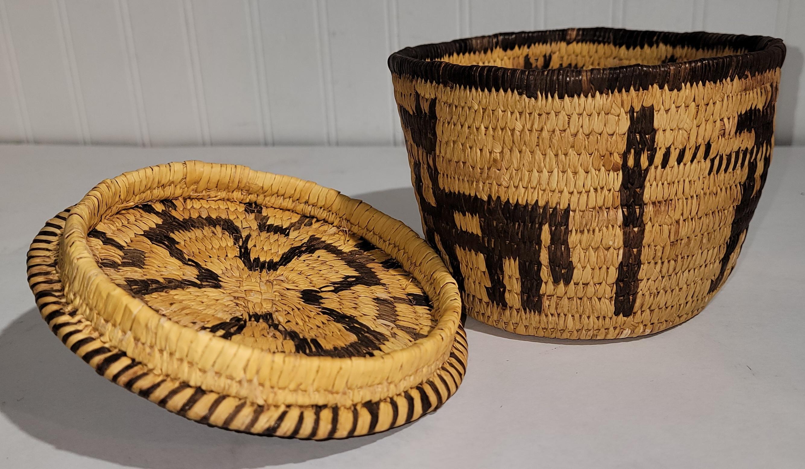 Tissé à la main Panier Papago pictural en vente