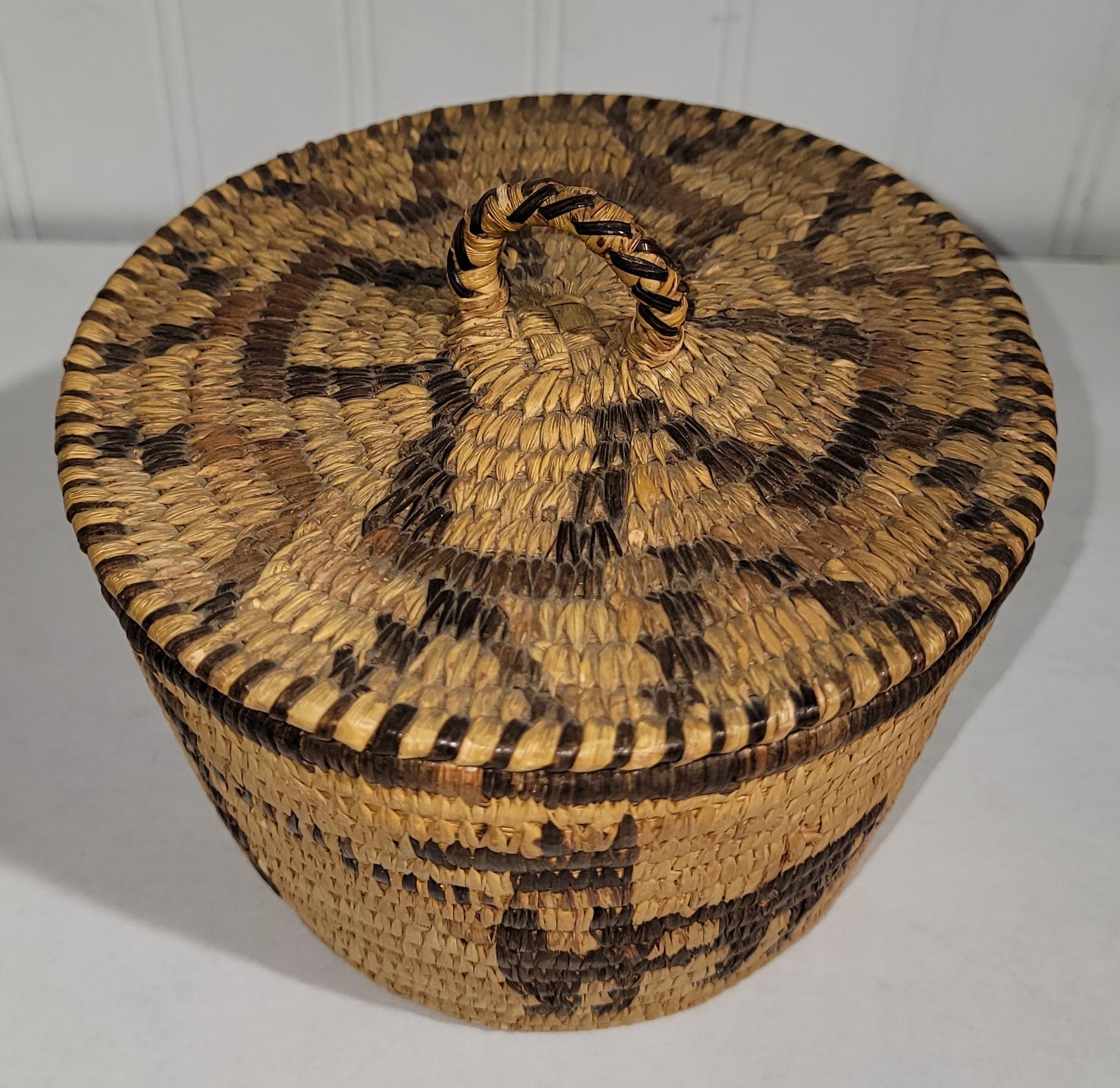 20ième siècle Panier Papago pictural en vente