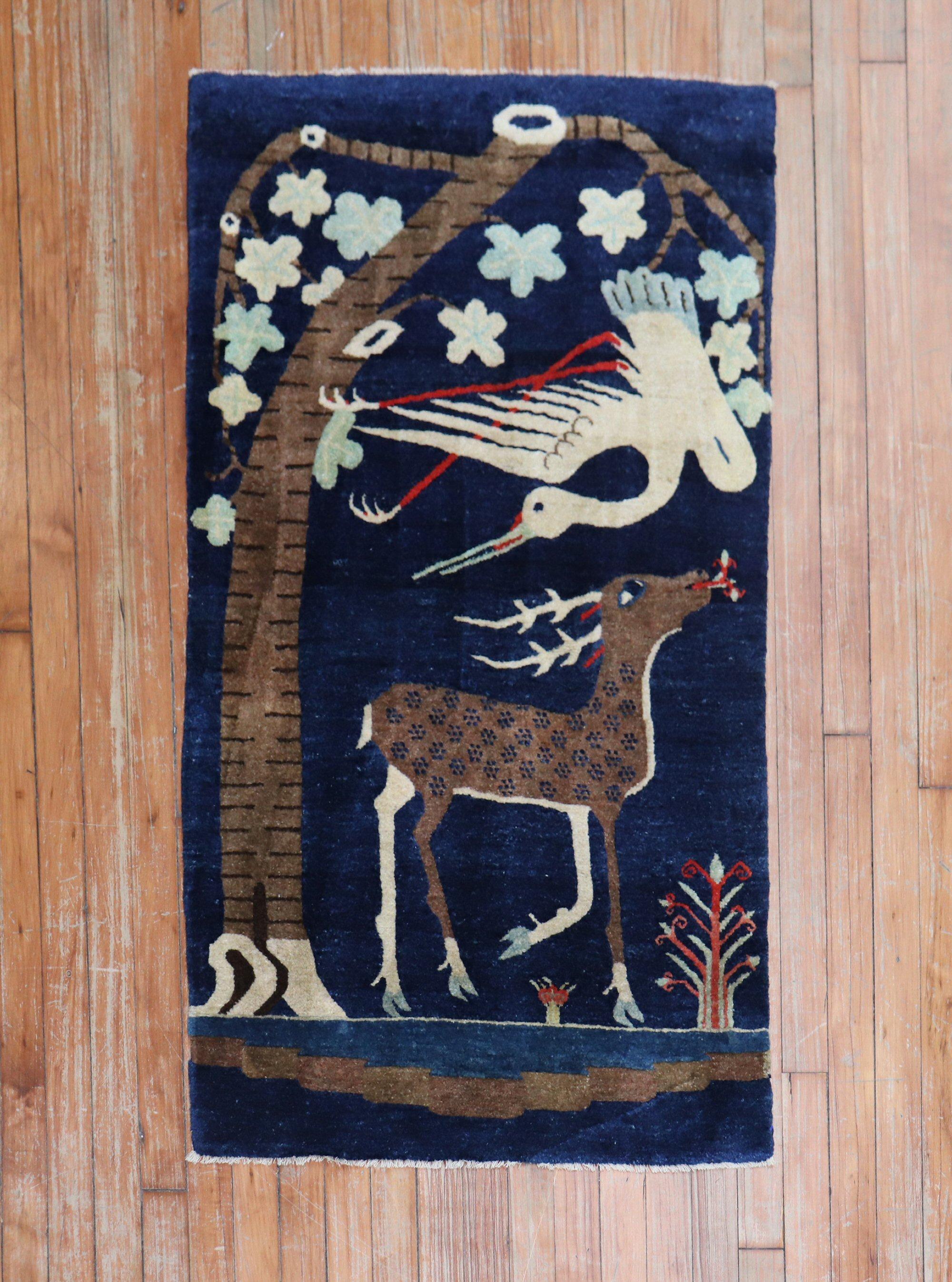 Wunderschöner chinesischer Bildteppich aus den 1930er Jahren mit einem großen Hirsch und einem Vogel auf tiefblauem Grund

Maße: 2'5
