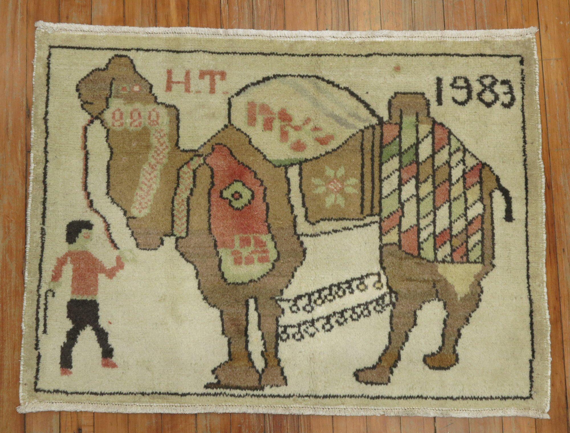 Eine niedliche kleine türkische Pictorial Kamel Teppich zeigt einen Mann, der ein großes Kamel zieht. Es ist auch auf 1983 datiert.

Maße: 2'2'' x 3'.