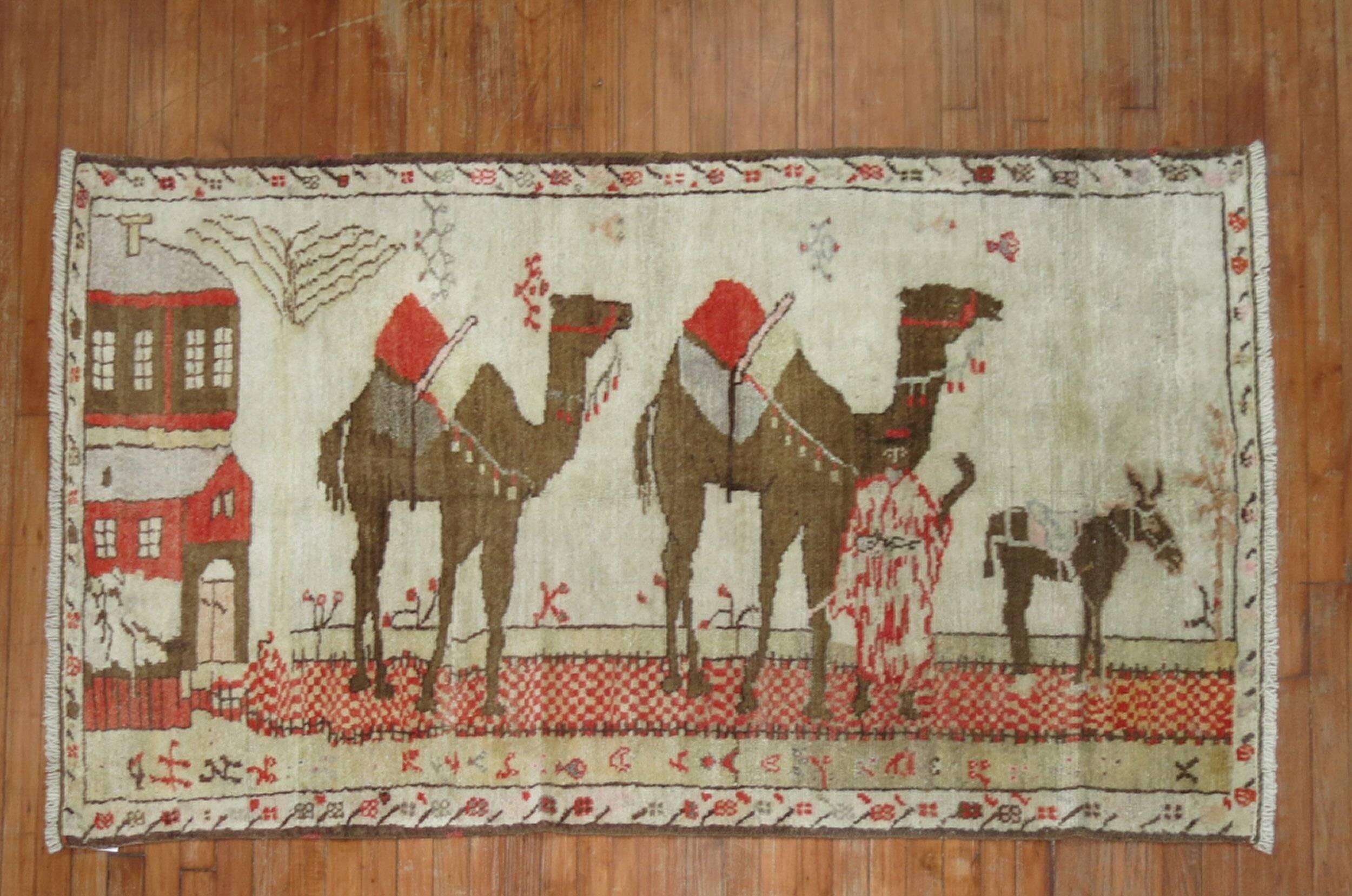 Türkischer Bildteppich, gewebt in der Zentraltürkei, mit zwei großen Kamelen und einem kleinen Pferd.

3'6'' x 6'4''