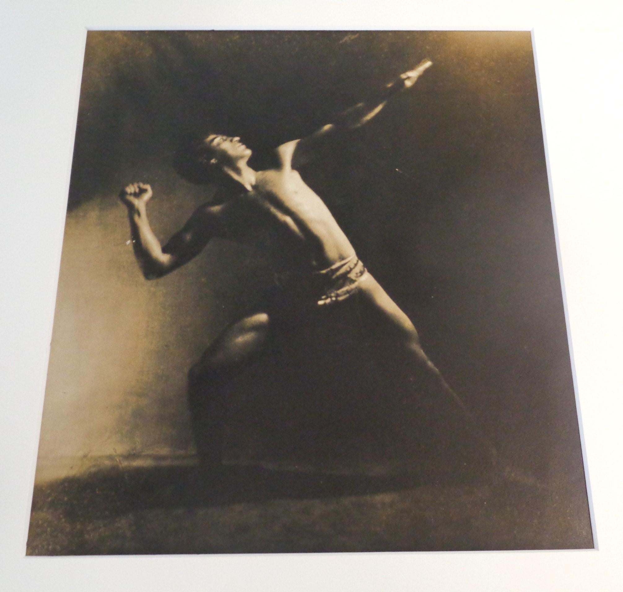Pictorialistische Sepia-Gelatine-Silberdruck-Fotografie mit männlichem Akt, 1900-1910 (Papier) im Angebot