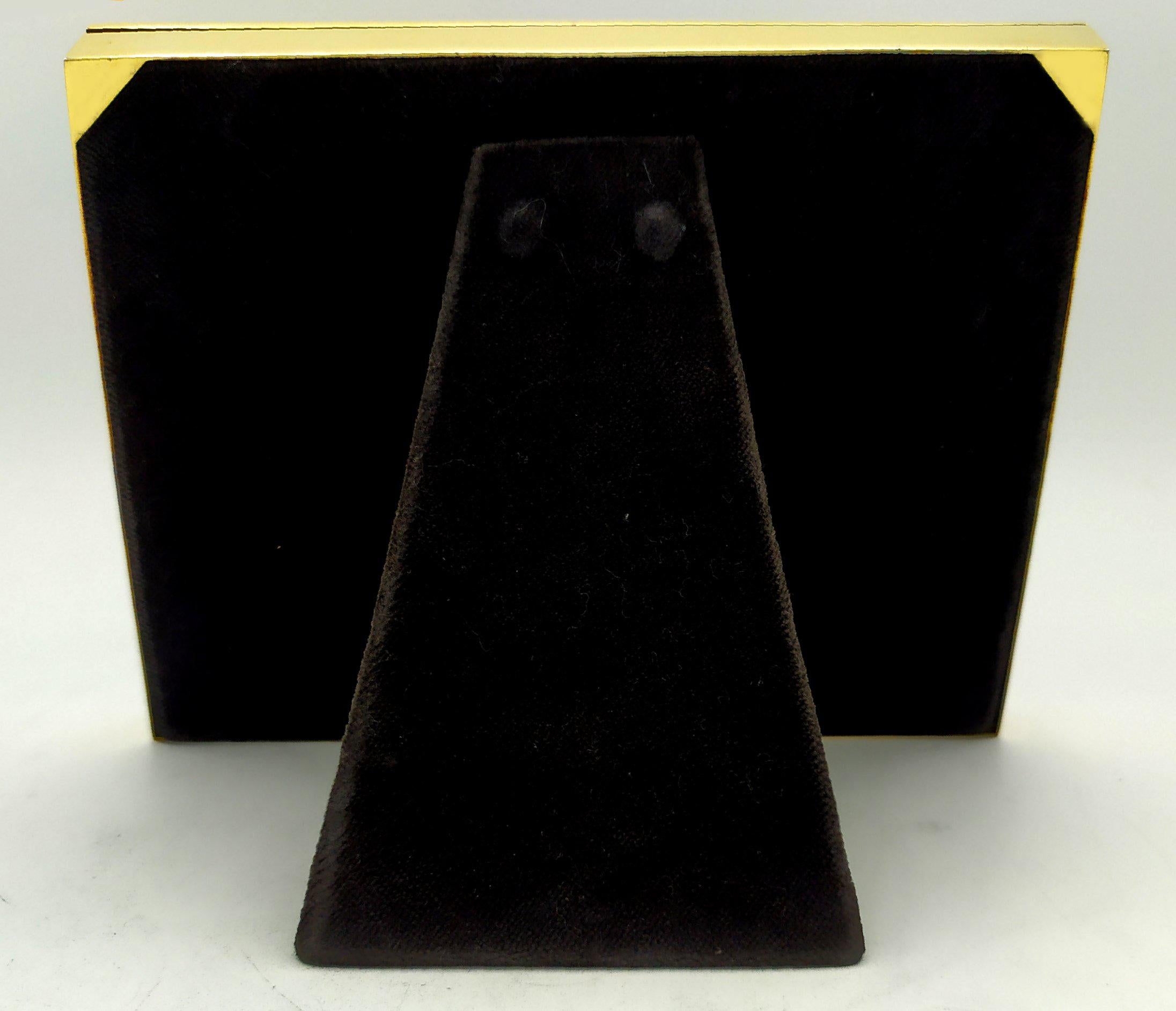 Marco de mesa rectangular para 3 fotos ovaladas cm. 3,2 x 4,2 cada uno, de plata de ley 925/1000 dorada con esmalte al fuego translúcido sobre guilloché, con bordes y adornos estilo Imperio francés Napoleón III, finales del siglo XIX. Exterior cm.