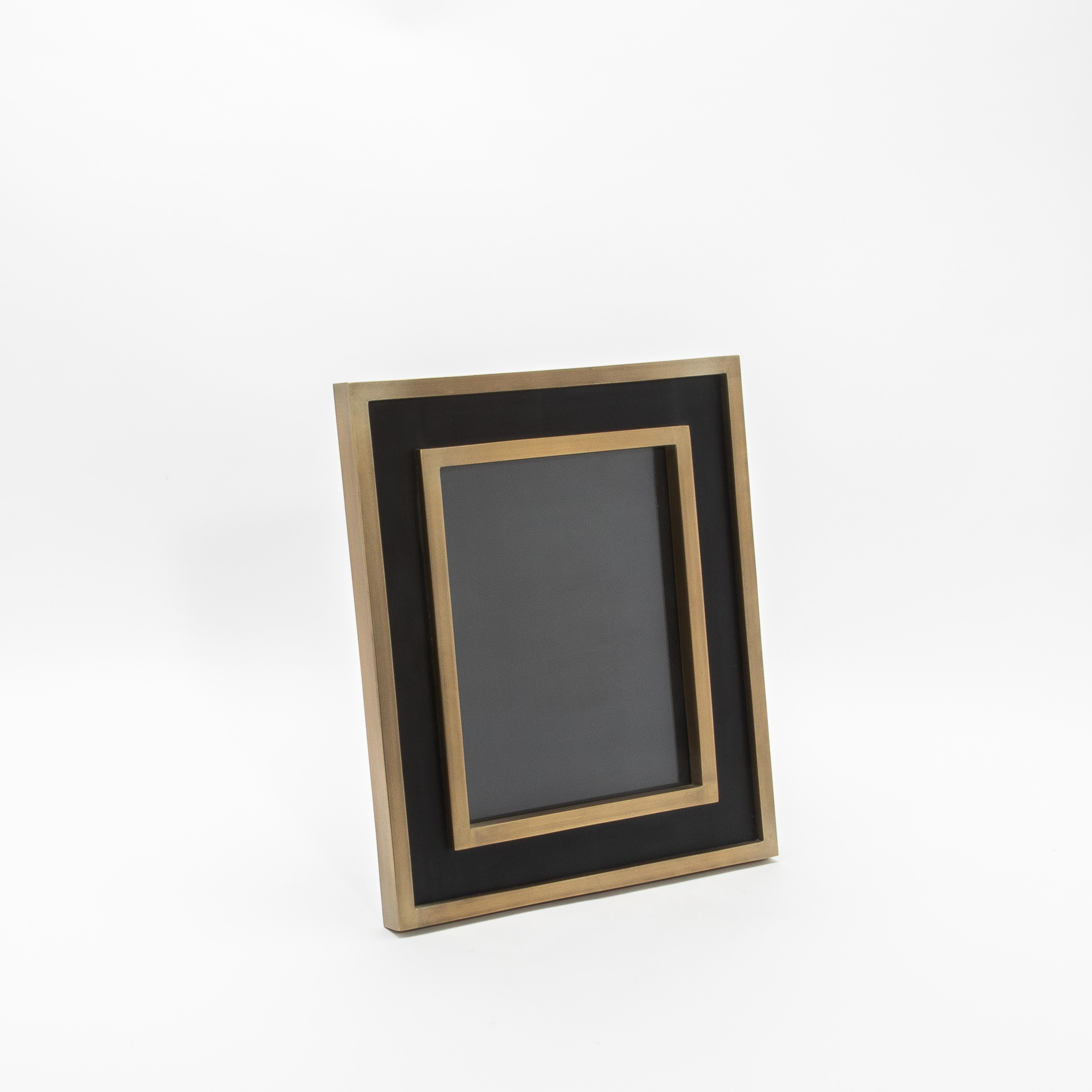 Este exquisito marco de fotos de Kifu Paris es una verdadera encarnación de la elegancia moderna y la artesanía. Fabricado a mano en roble negro, el marco desprende un encanto refinado y atemporal, con su tono profundo y lujoso complementado con