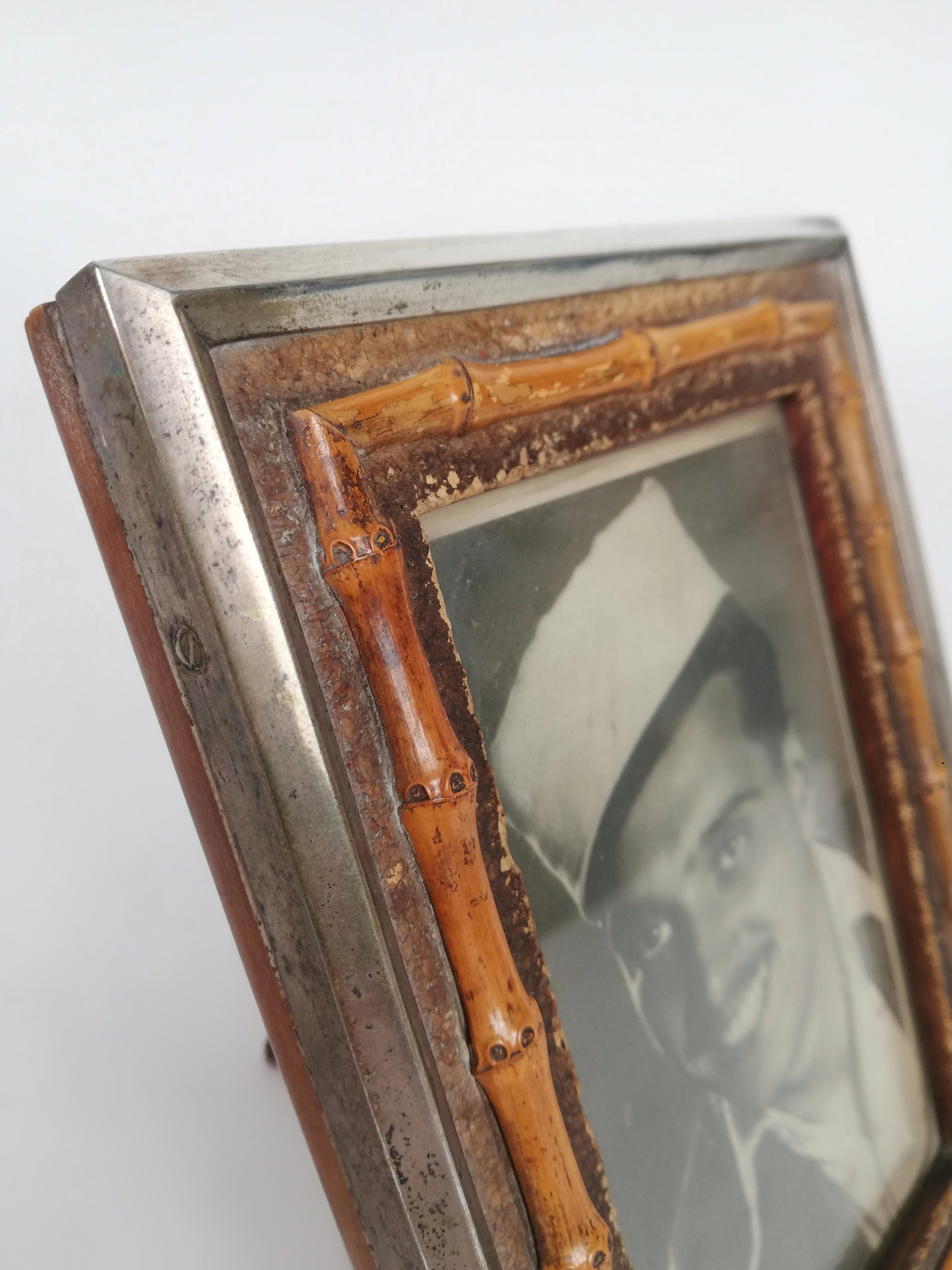 Picture Frame datable around the 30s, made of silver with cork inserts and rushes and probably produced in Italy.
13cm wide for 19 high, it is sealed on the back by a handcrafted wooden panel.
Good vintage condition, it show small sign of use and