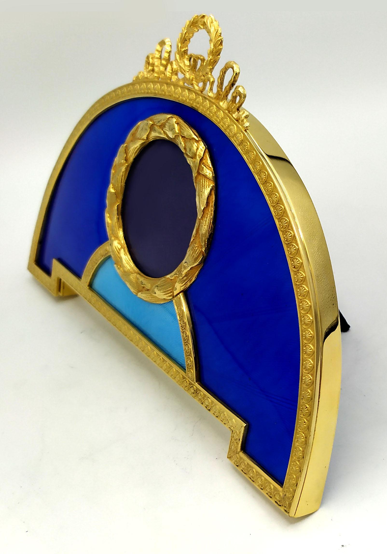 This admirable Picture Frame is in 925/1000 sterling silver.
it has a Fan shape with blue and sky color for the fire enameled surface on guilloche.
Picture Frame fan-shaped Napoleon III is gold plated 24 carats.
External dimensions cm. 12 x 19