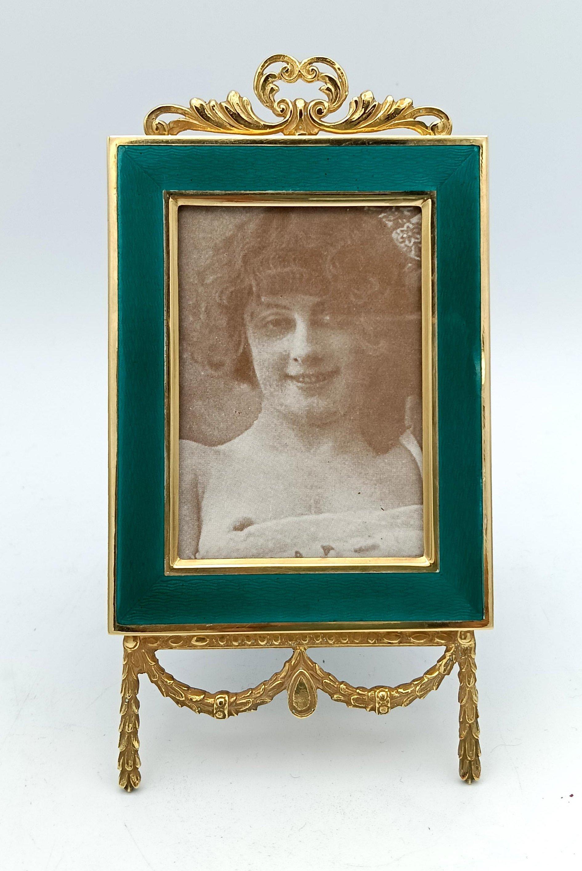 Rechteckiger Fotorahmen aus vergoldetem 925/1000er Sterlingsilber mit transluzenter smaragdgrüner Emaille auf Guilloche, mit Ornamenten im Stil des russischen Empire des späten 19. Blaue Alcantara-Verkleidung. Außenmaße 7 x 14,5 cm, Innenraum für