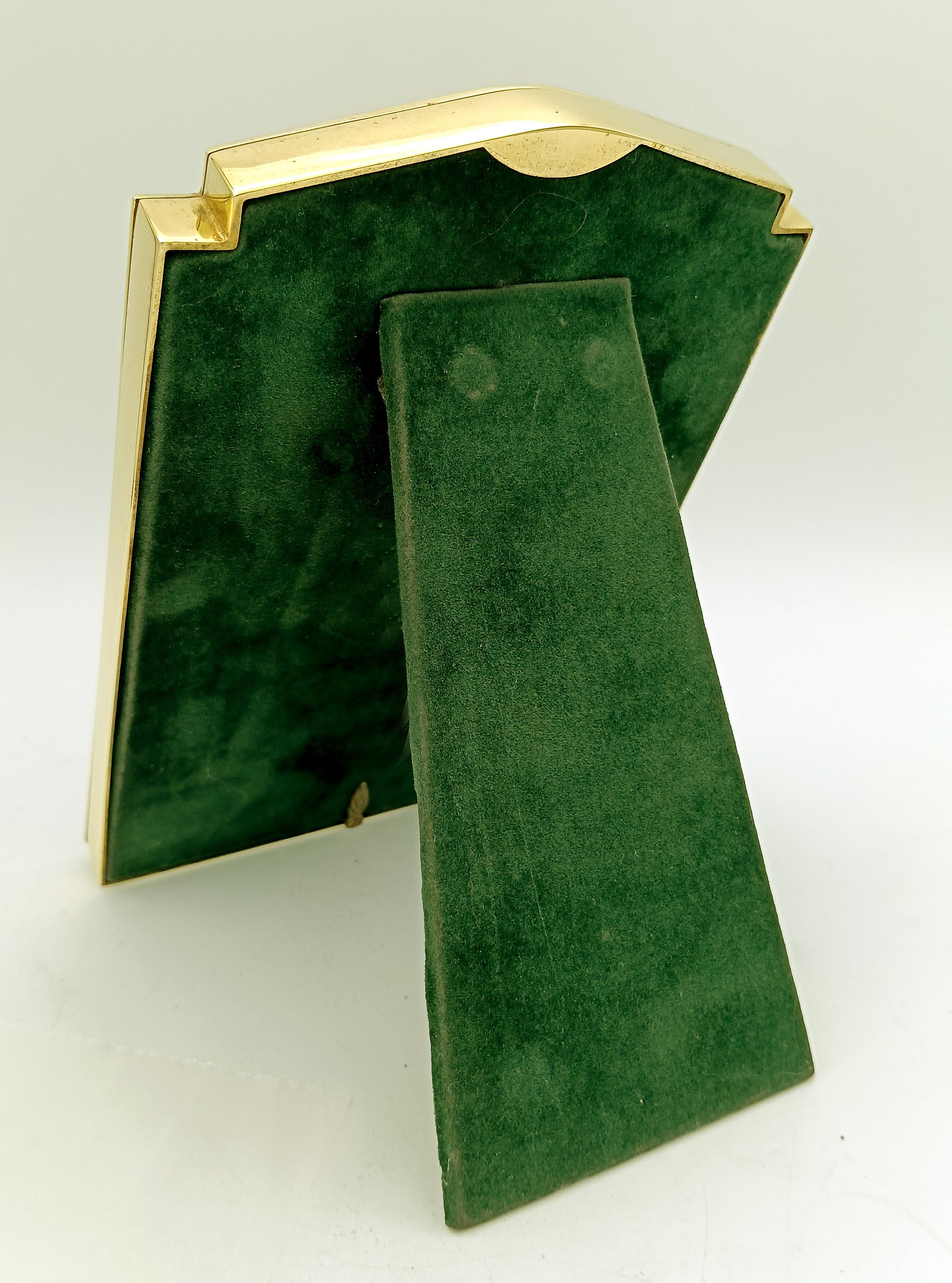 Rechteckiger Fotorahmen aus vergoldetem 925/1000er Sterlingsilber mit transluzentem, gebranntem Email auf Guillochierung mit Bordüren im Stil des französischen Empire Louis XVI. Außenmaße 11 x 16,5 cm, rechteckiger Innenraum 6 x 9,2 cm. Gewicht 285