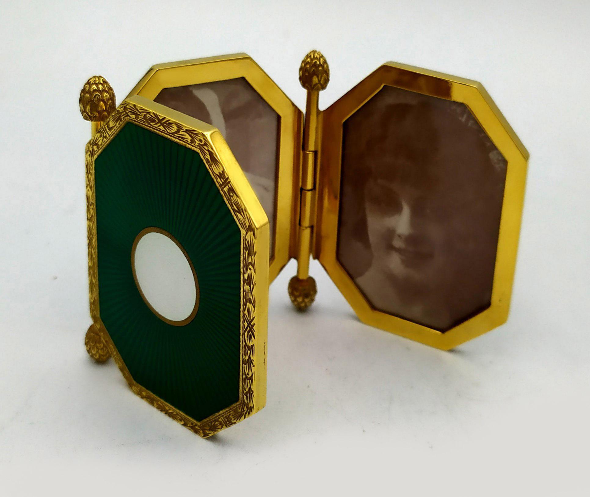 Porte-photos de poche A Silver Silver Enamel 3 Photographies en vente 5