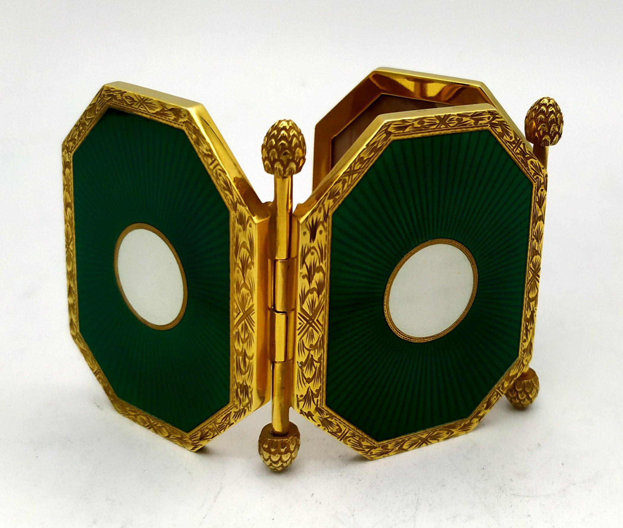 Porte-photos de poche A Silver Silver Enamel 3 Photographies en vente 7