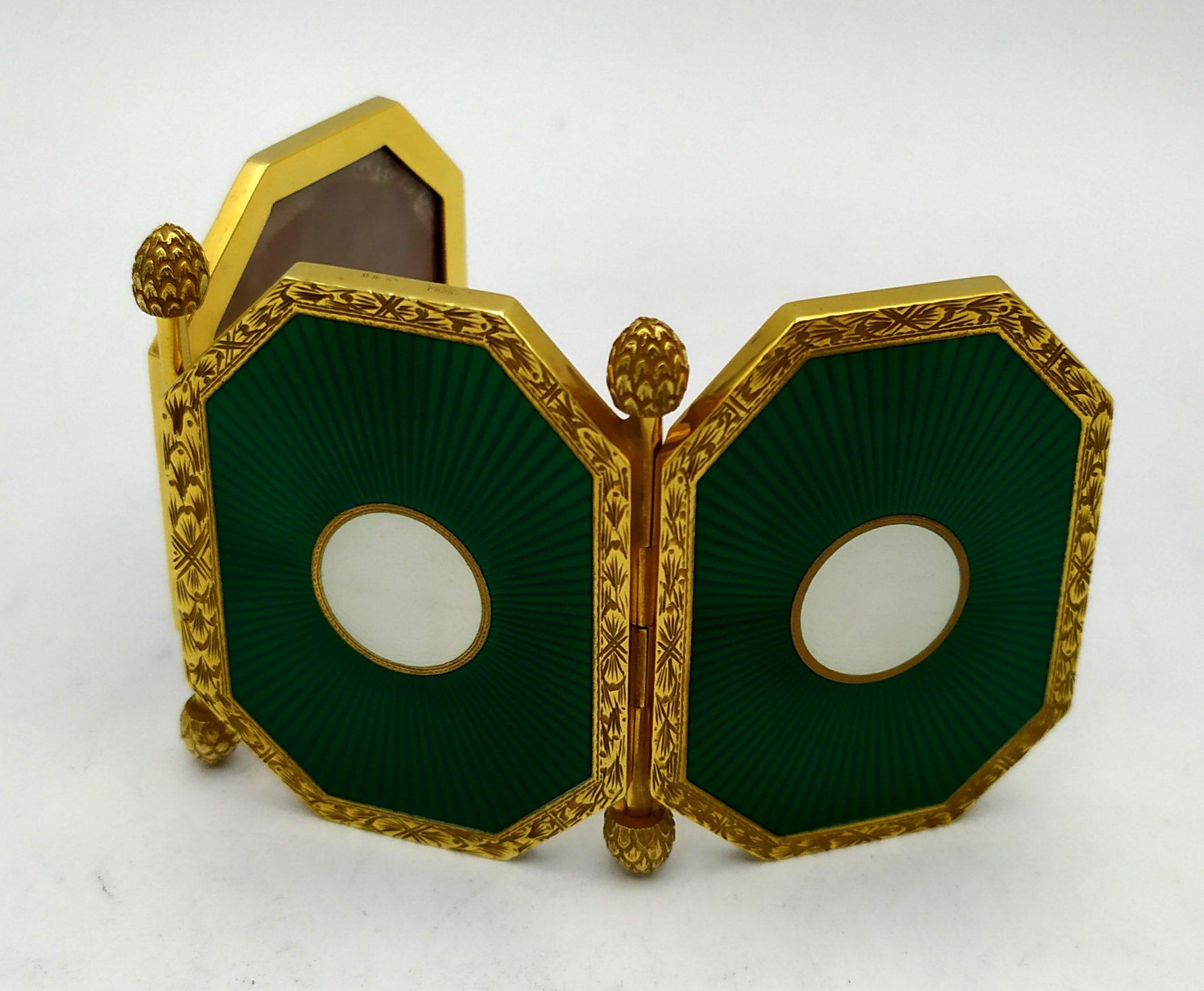 Sculpté à la main Porte-photos de poche A Silver Silver Enamel 3 Photographies en vente