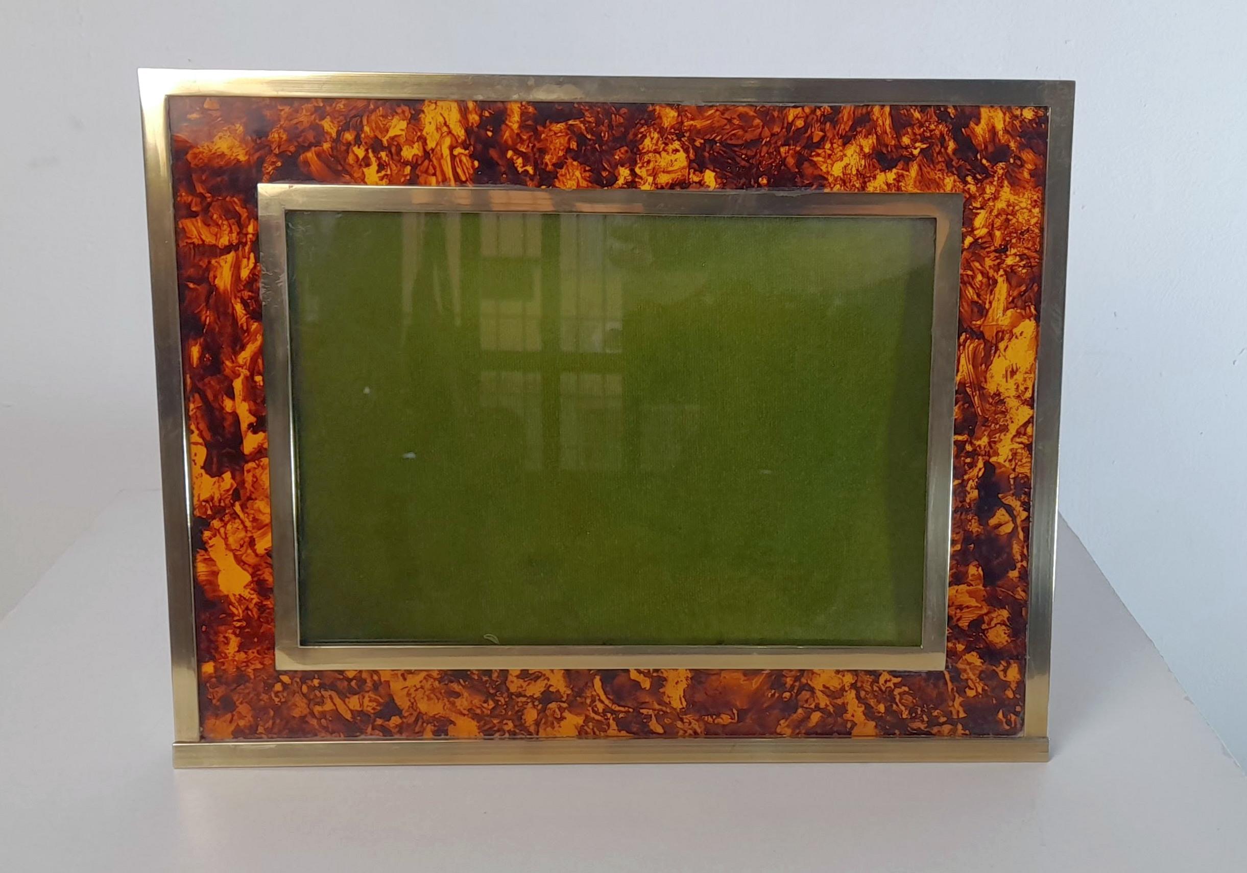 Italian handmade vintage Art Deco style photo/picture frame in lucite faux tortoiseshell lucite surrounded by brass. In nice condition. The frame has a glass in front of the space for the photo/artwork. Perfect for photos or a small work of art.
