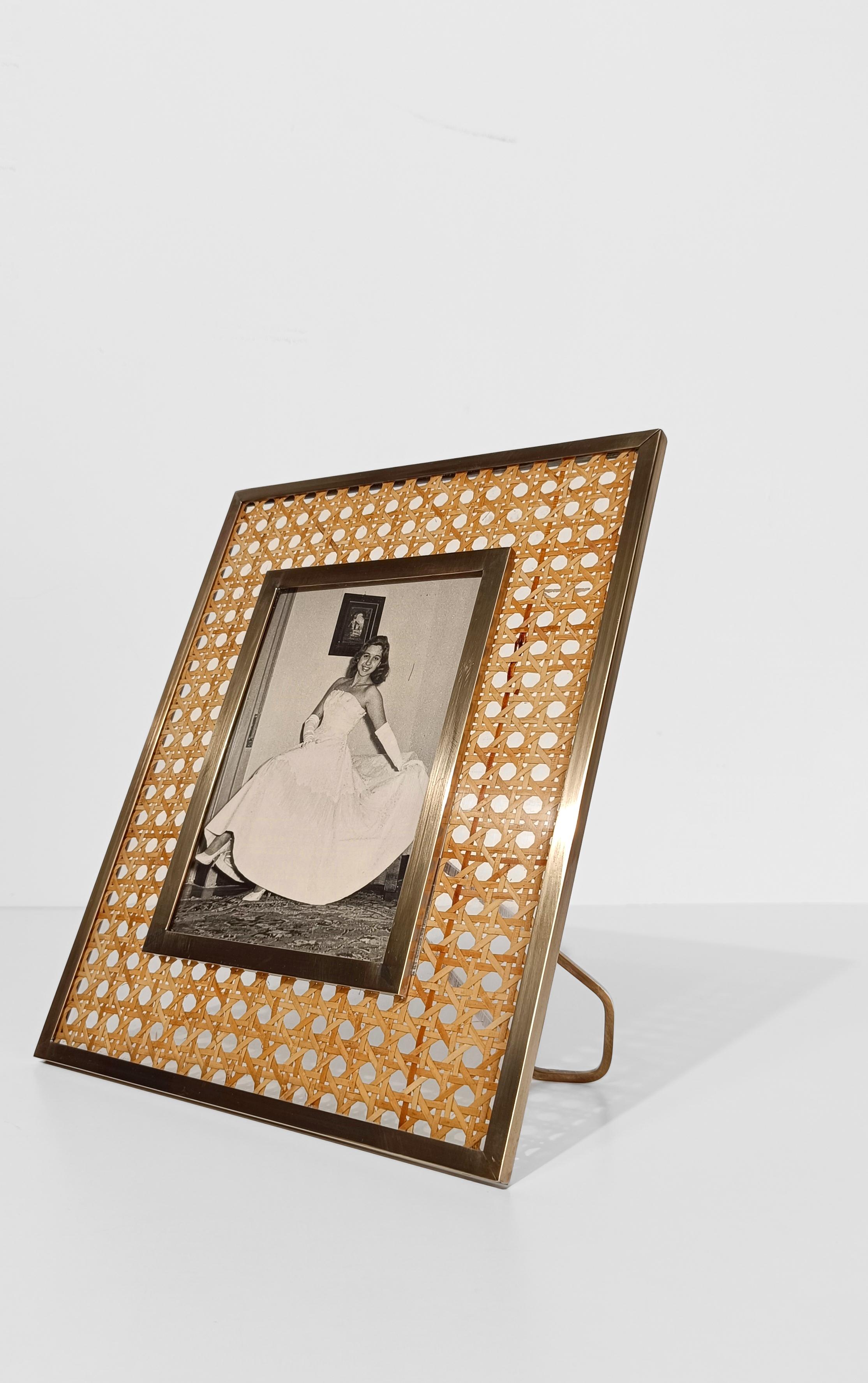 Bilderrahmen aus Lucite, Schilfrohr Webbing & Messing, Christian Dior-Stil, Italien 1970er Jahre im Angebot 6