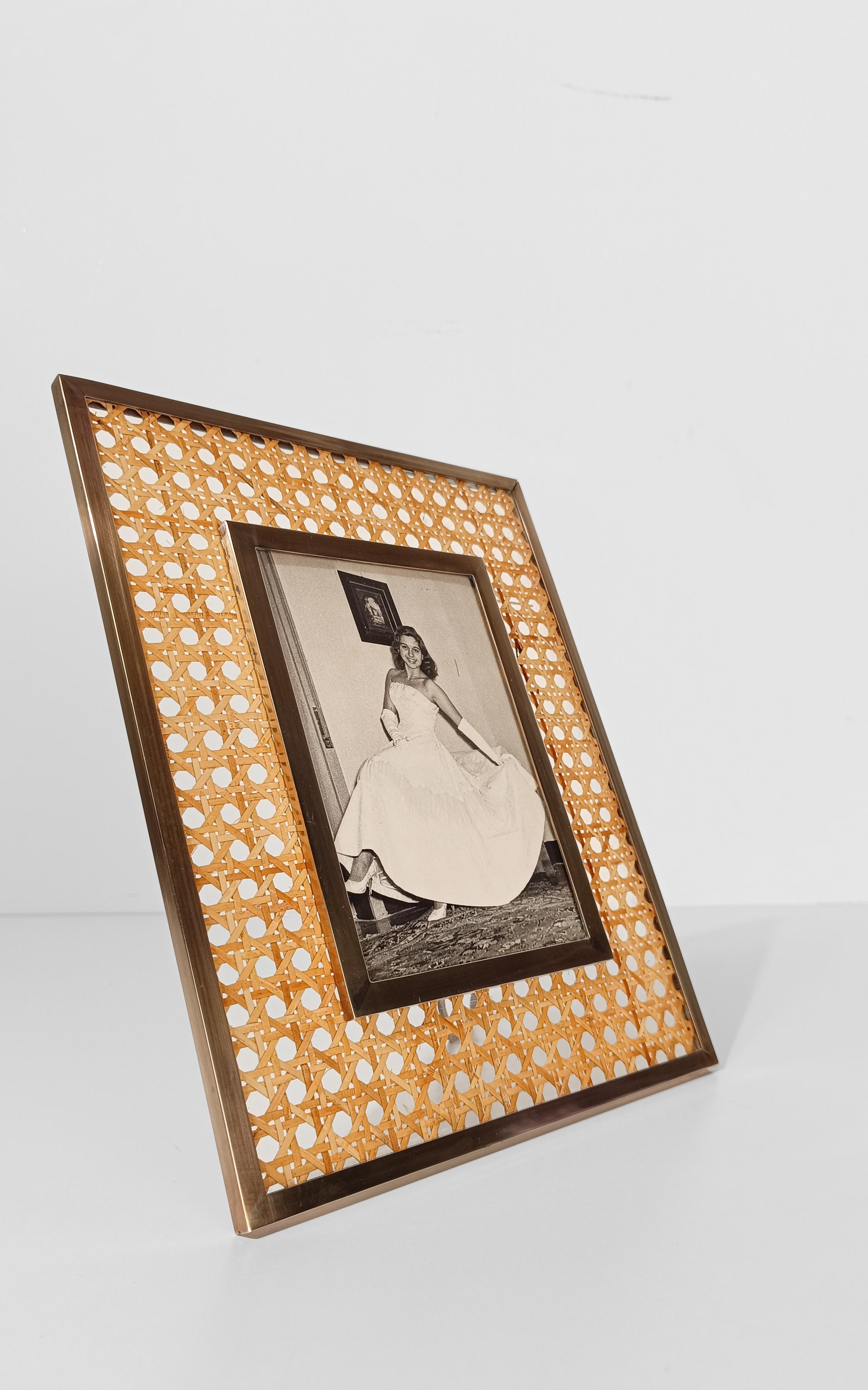 Bilderrahmen aus Lucite, Schilfrohr Webbing & Messing, Christian Dior-Stil, Italien 1970er Jahre im Angebot 9