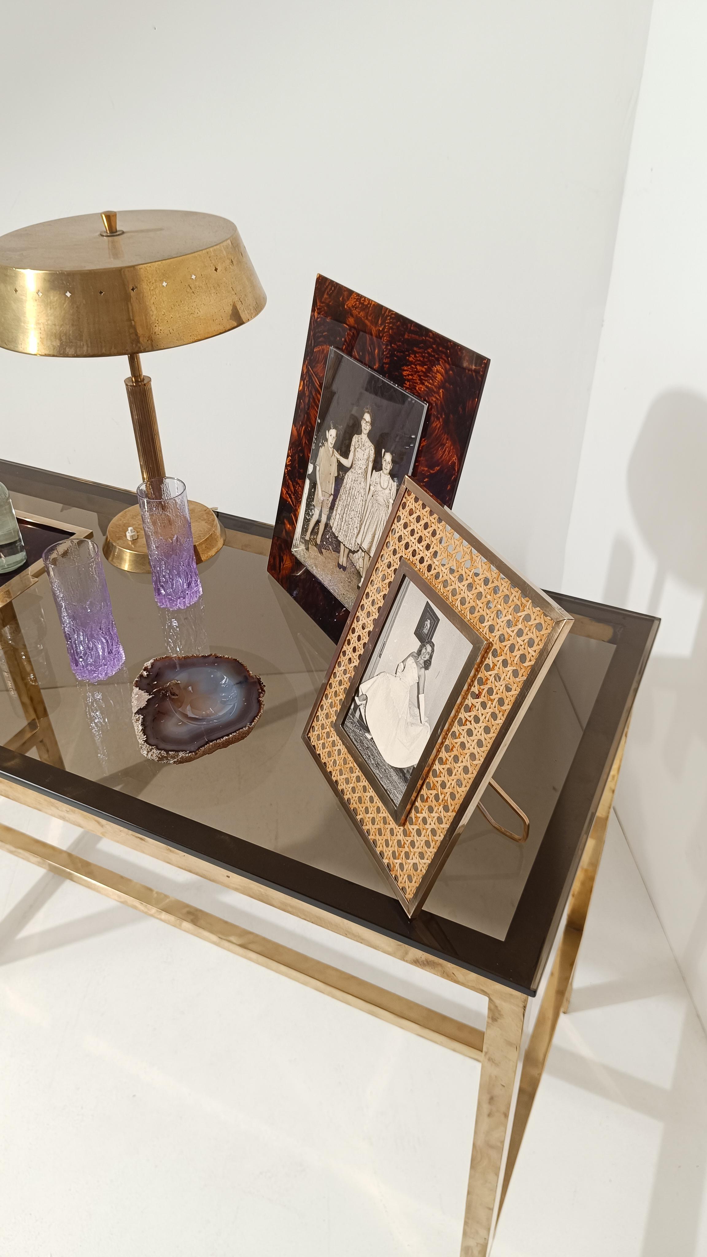 Bilderrahmen aus Lucite, Schilfrohr Webbing & Messing, Christian Dior-Stil, Italien 1970er Jahre (Moderne der Mitte des Jahrhunderts) im Angebot