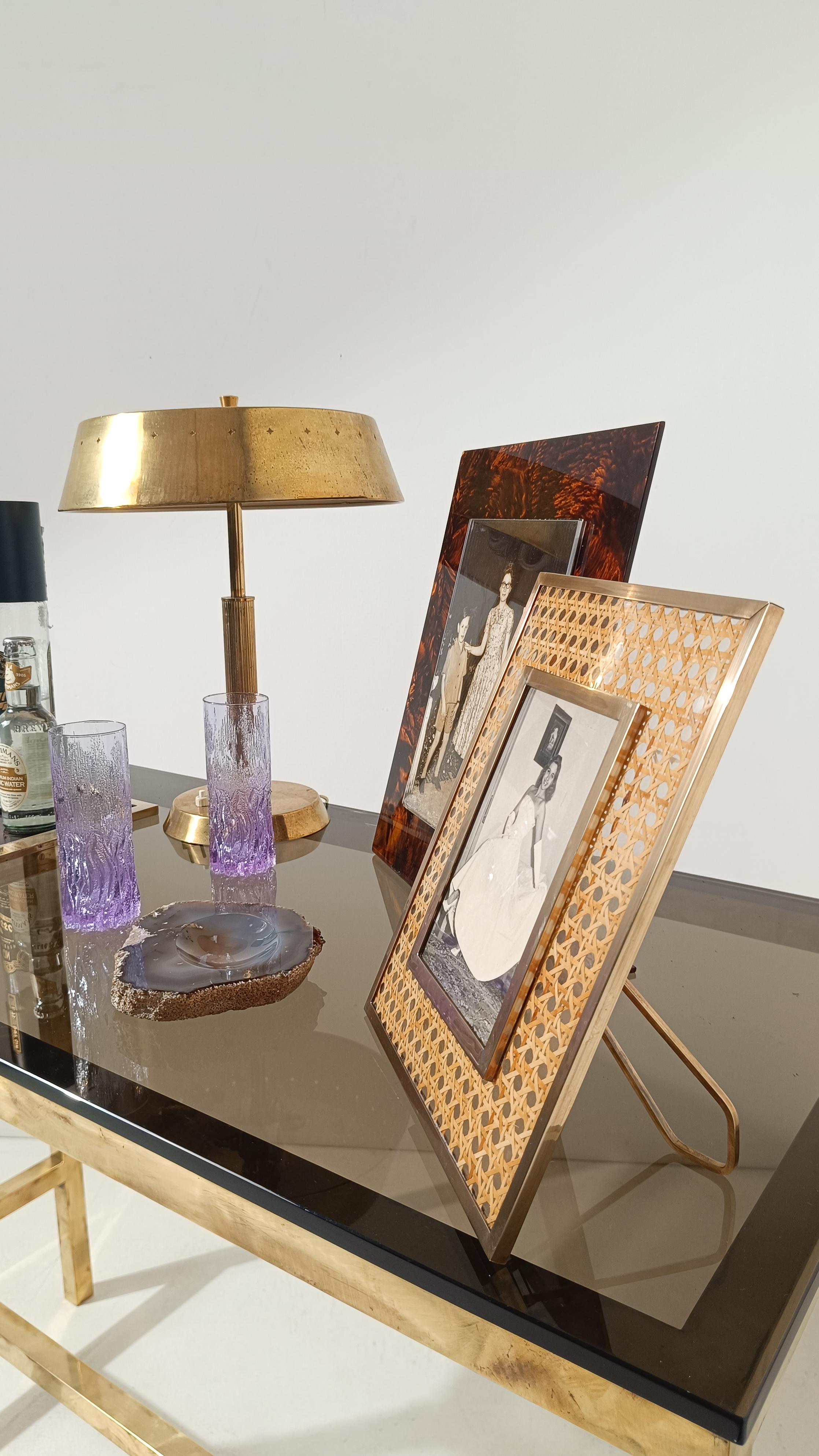 Bilderrahmen aus Lucite, Schilfrohr Webbing & Messing, Christian Dior-Stil, Italien 1970er Jahre (20. Jahrhundert) im Angebot