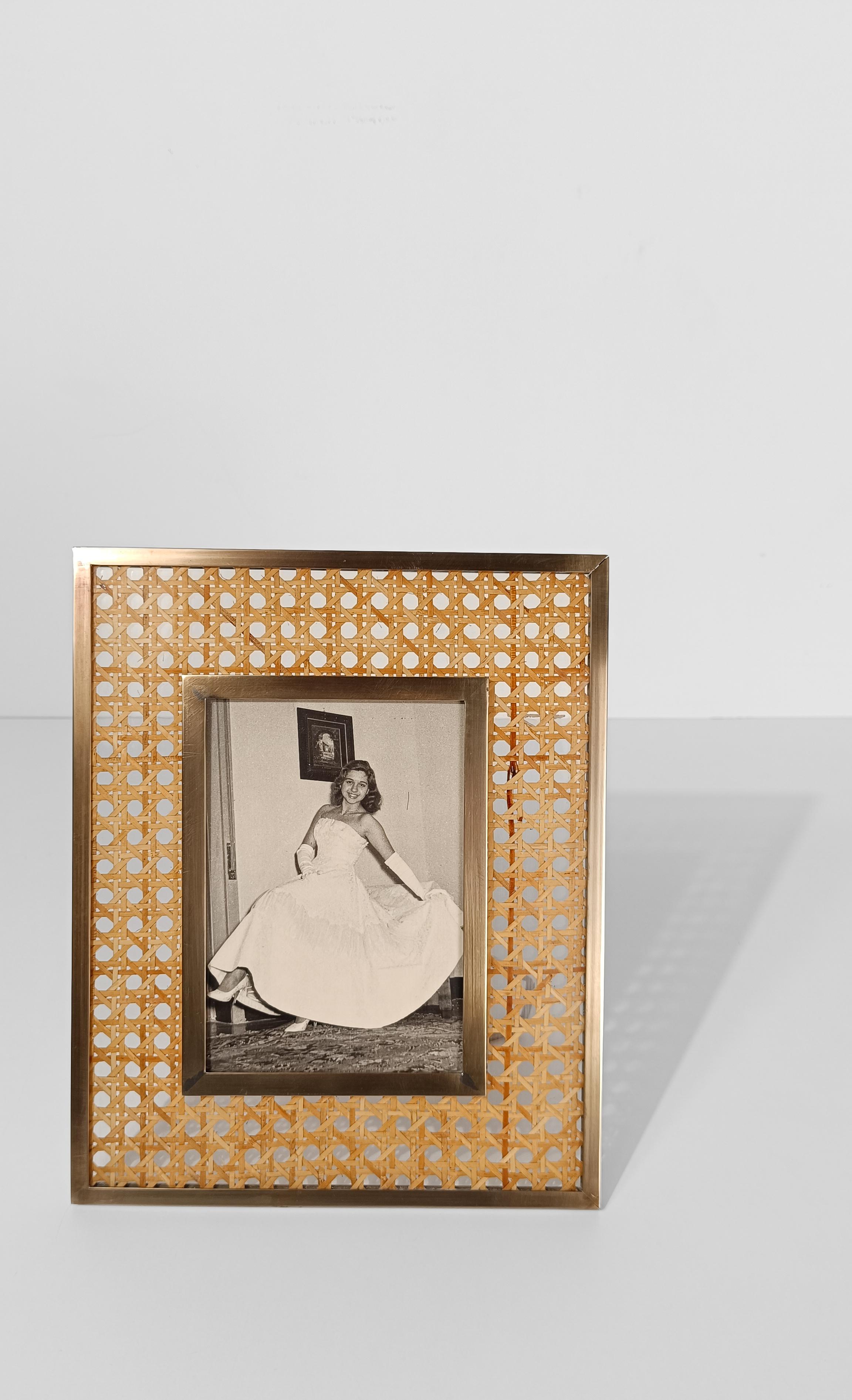 Bilderrahmen aus Lucite, Schilfrohr Webbing & Messing, Christian Dior-Stil, Italien 1970er Jahre im Angebot 1