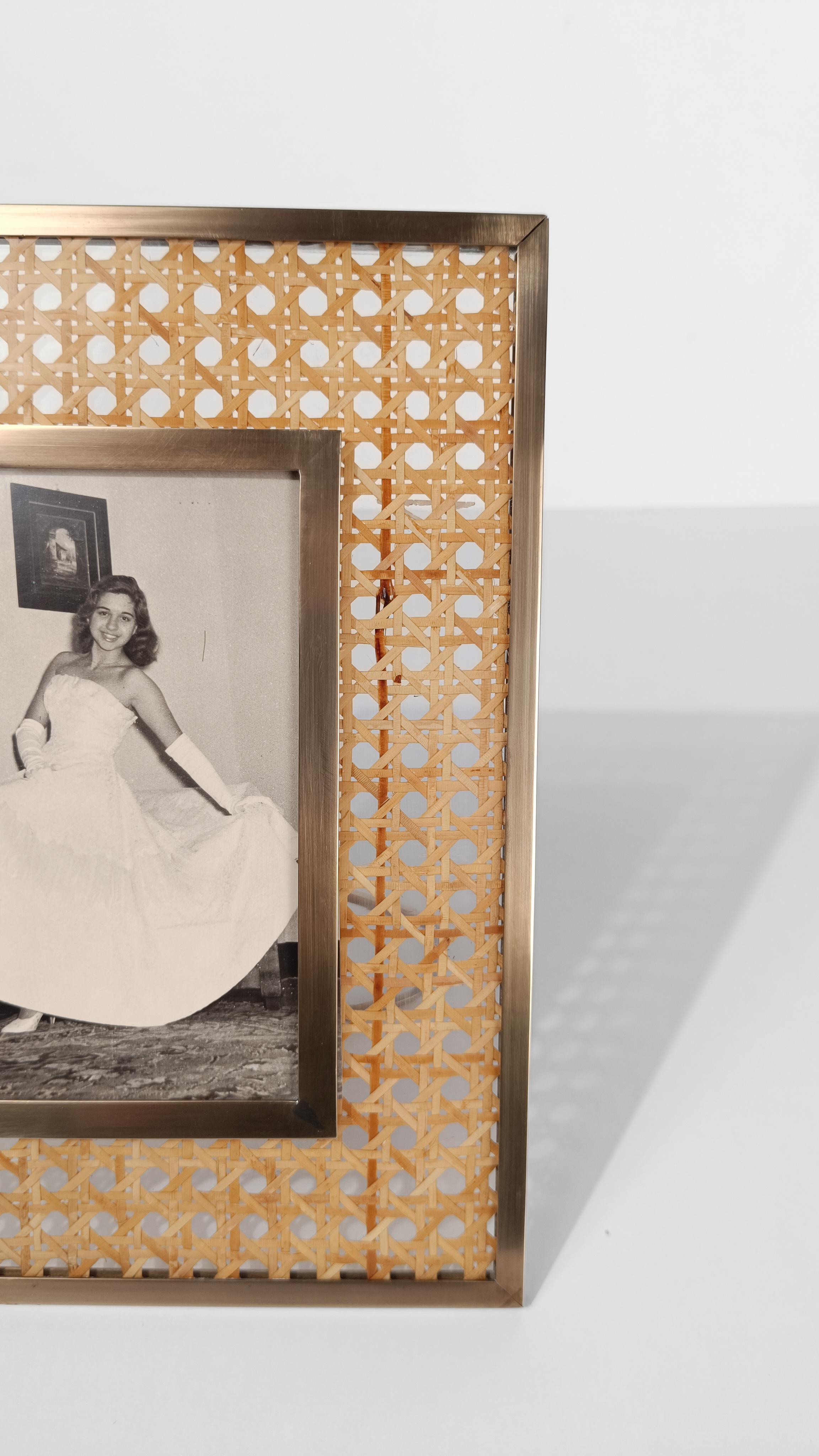 Bilderrahmen aus Lucite, Schilfrohr Webbing & Messing, Christian Dior-Stil, Italien 1970er Jahre im Angebot 2